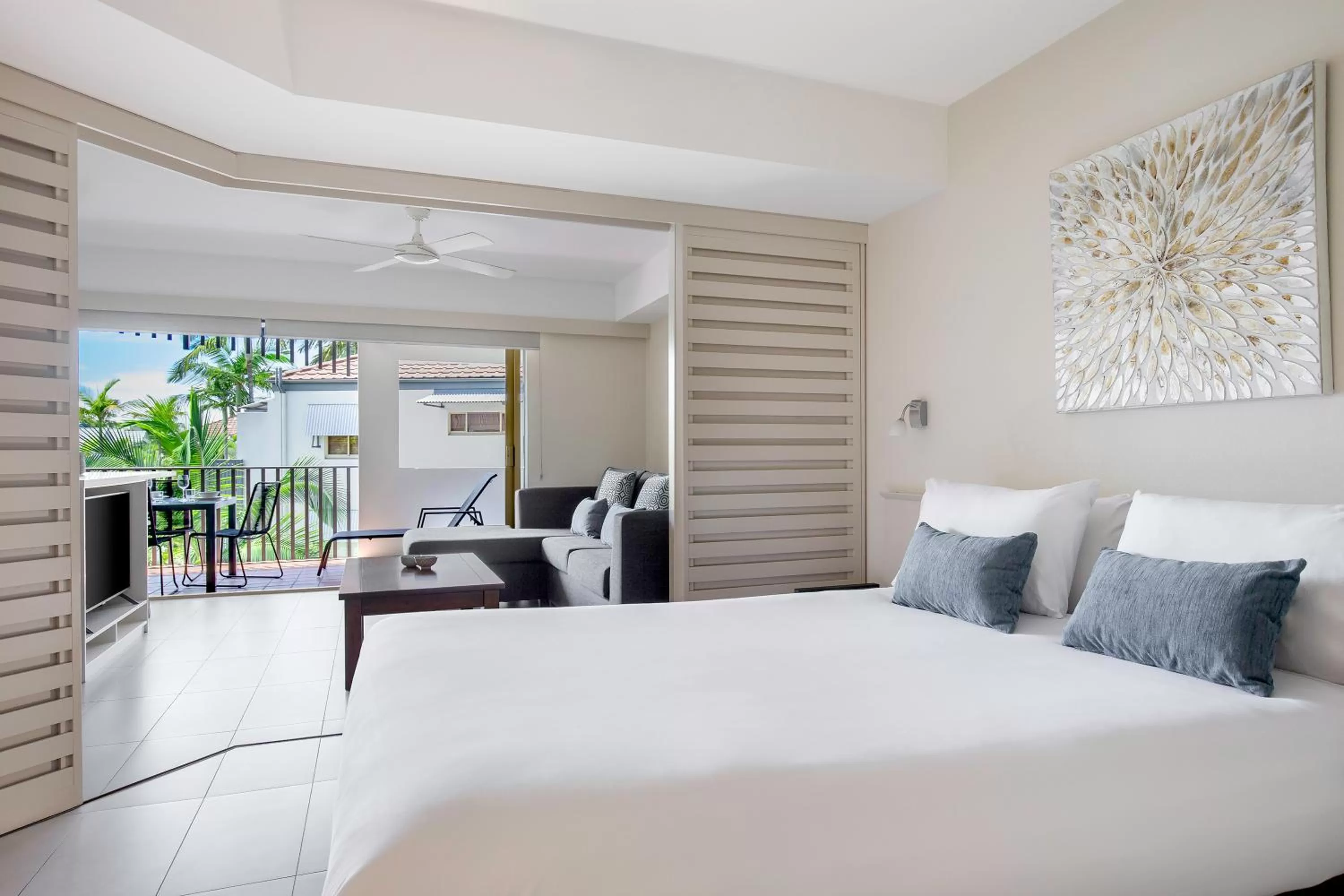 Balcony/Terrace, Bed in Mantra French Quarter Noosa