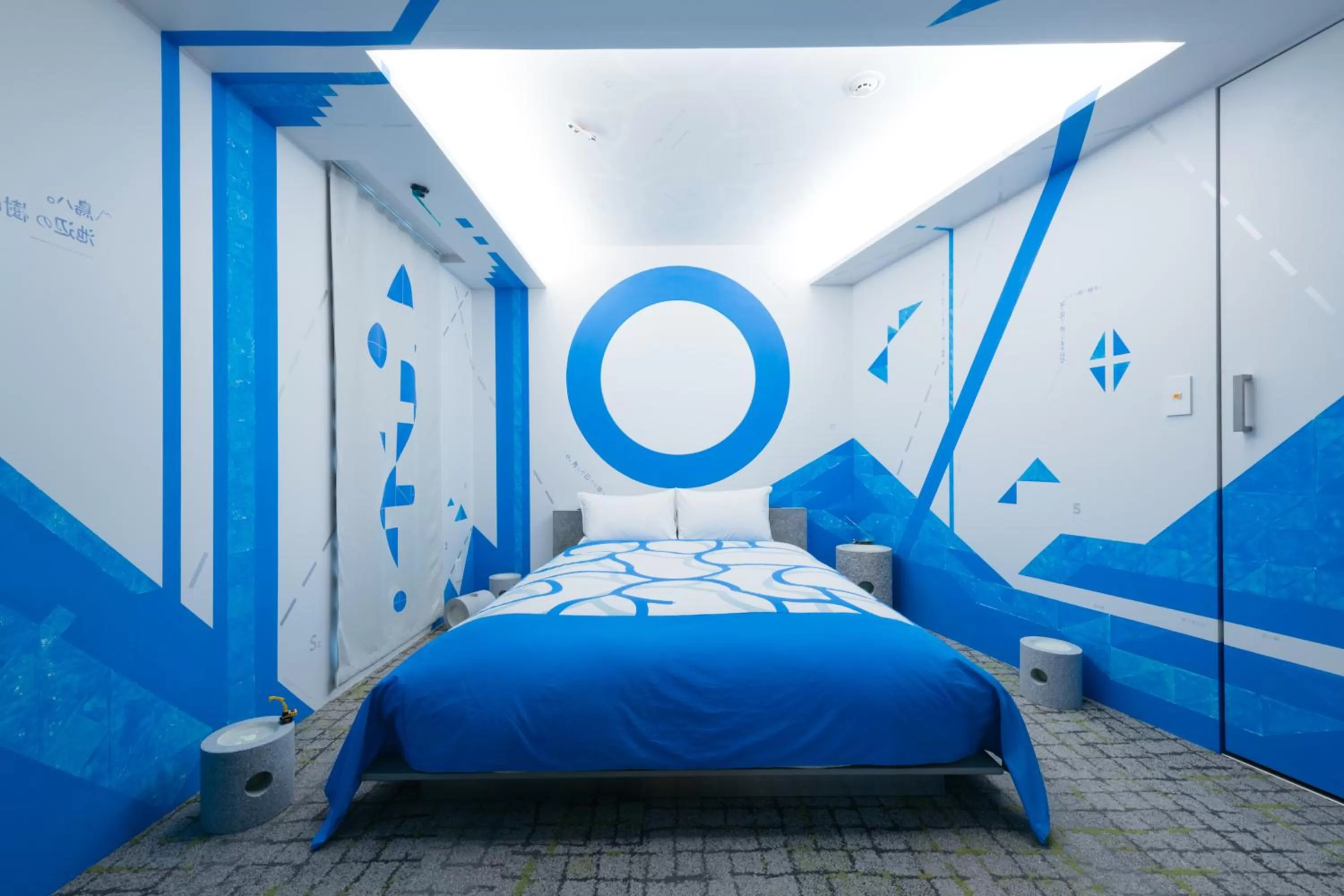 Photo of the whole room, Bed in BnA Alter Museum