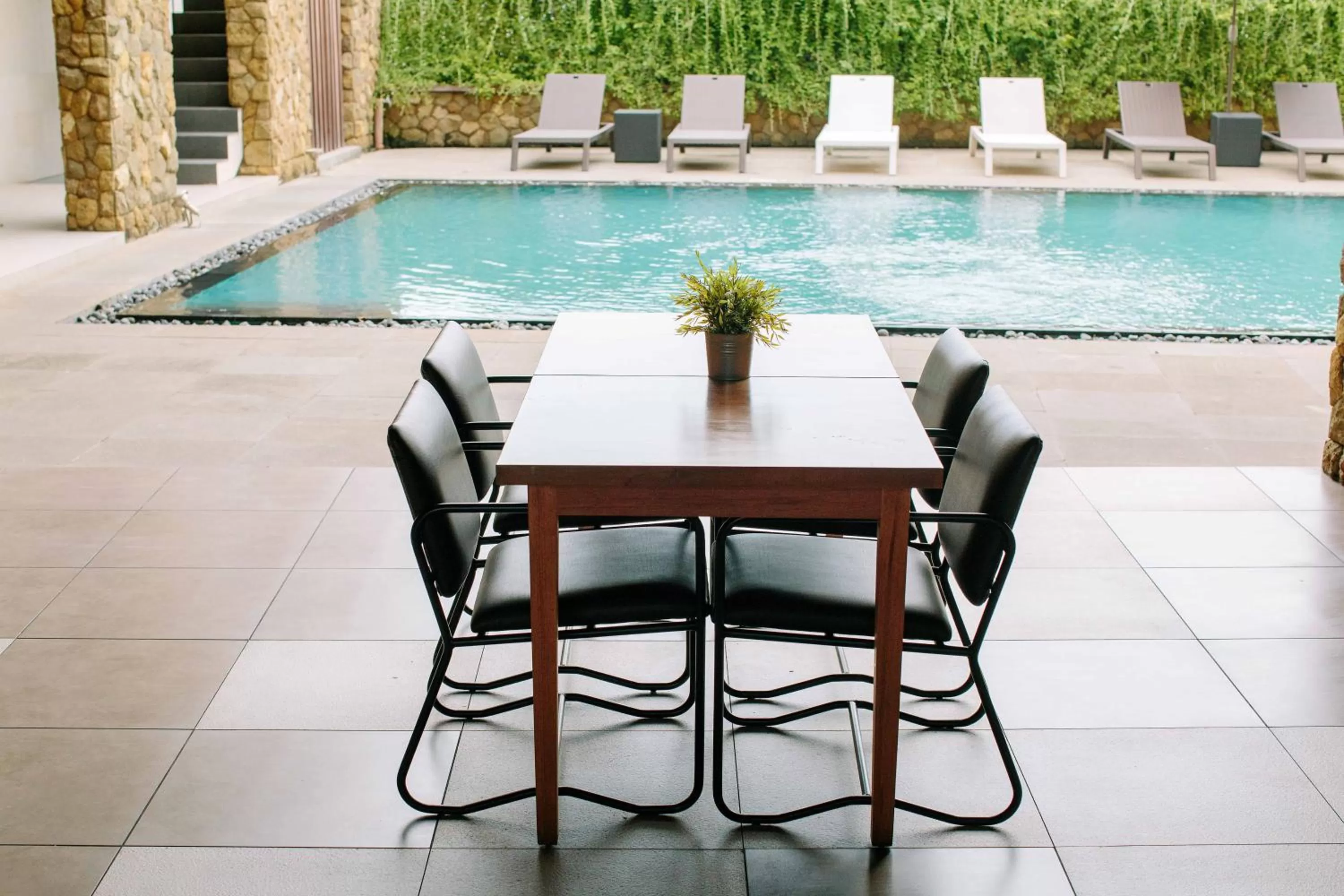 Restaurant/places to eat in Mahogany Hotel