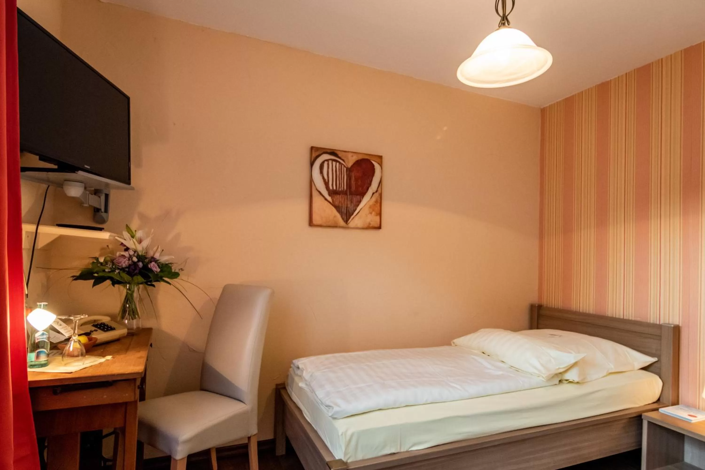 Bed in Hotel Goldflair am Rathaus