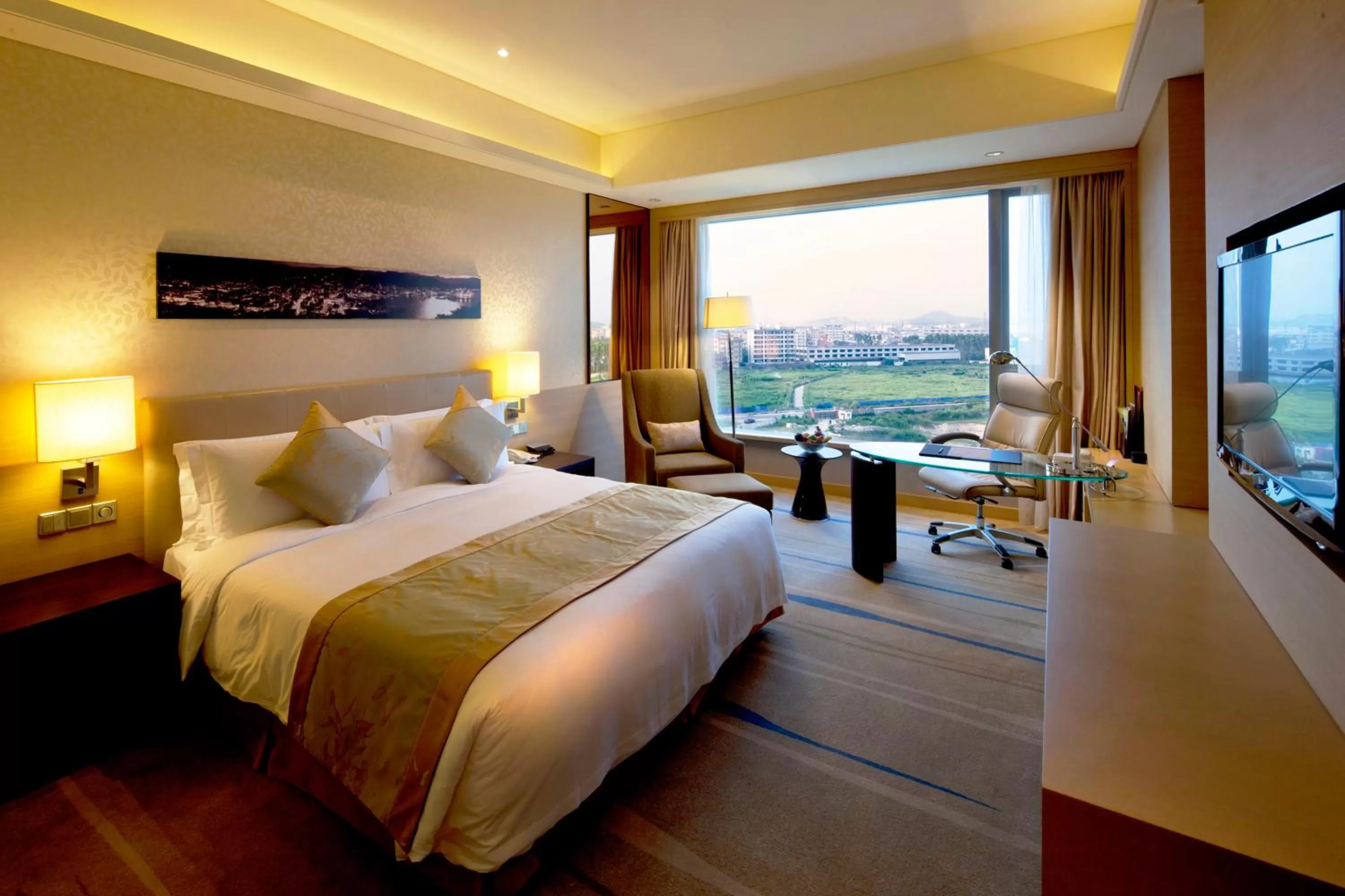 Photo of the whole room, Bed in Crowne Plaza Guangzhou Huadu by IHG
