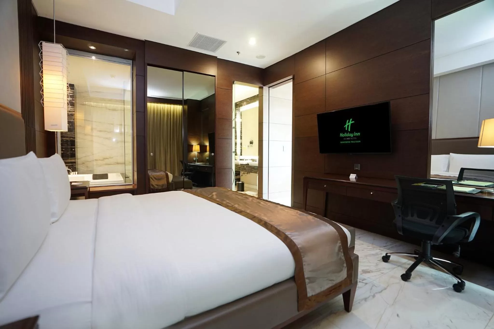 Photo of the whole room, Bed in Holiday Inn Bandung Pasteur by IHG