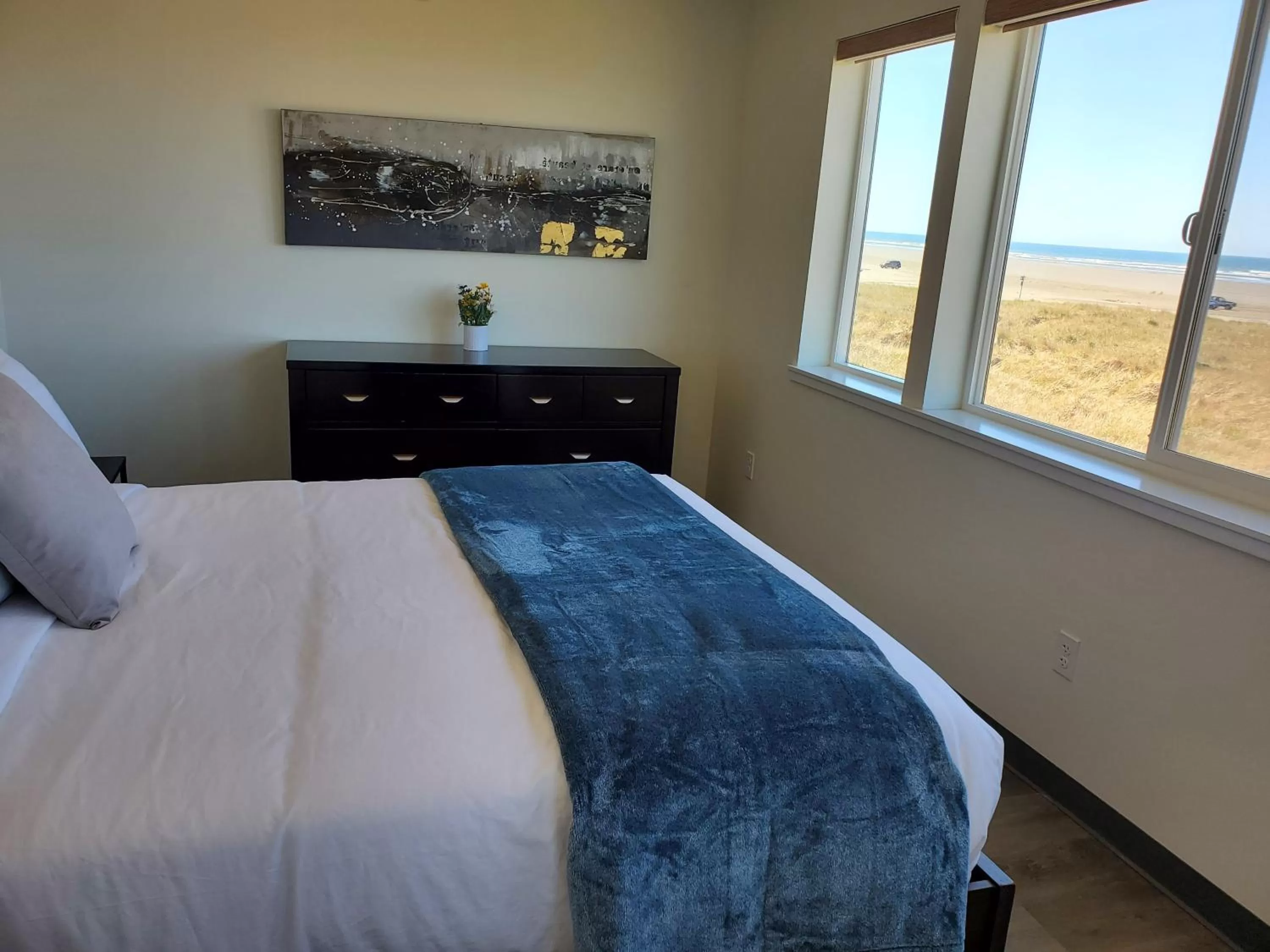 Bed in Moonstone Beach Motel