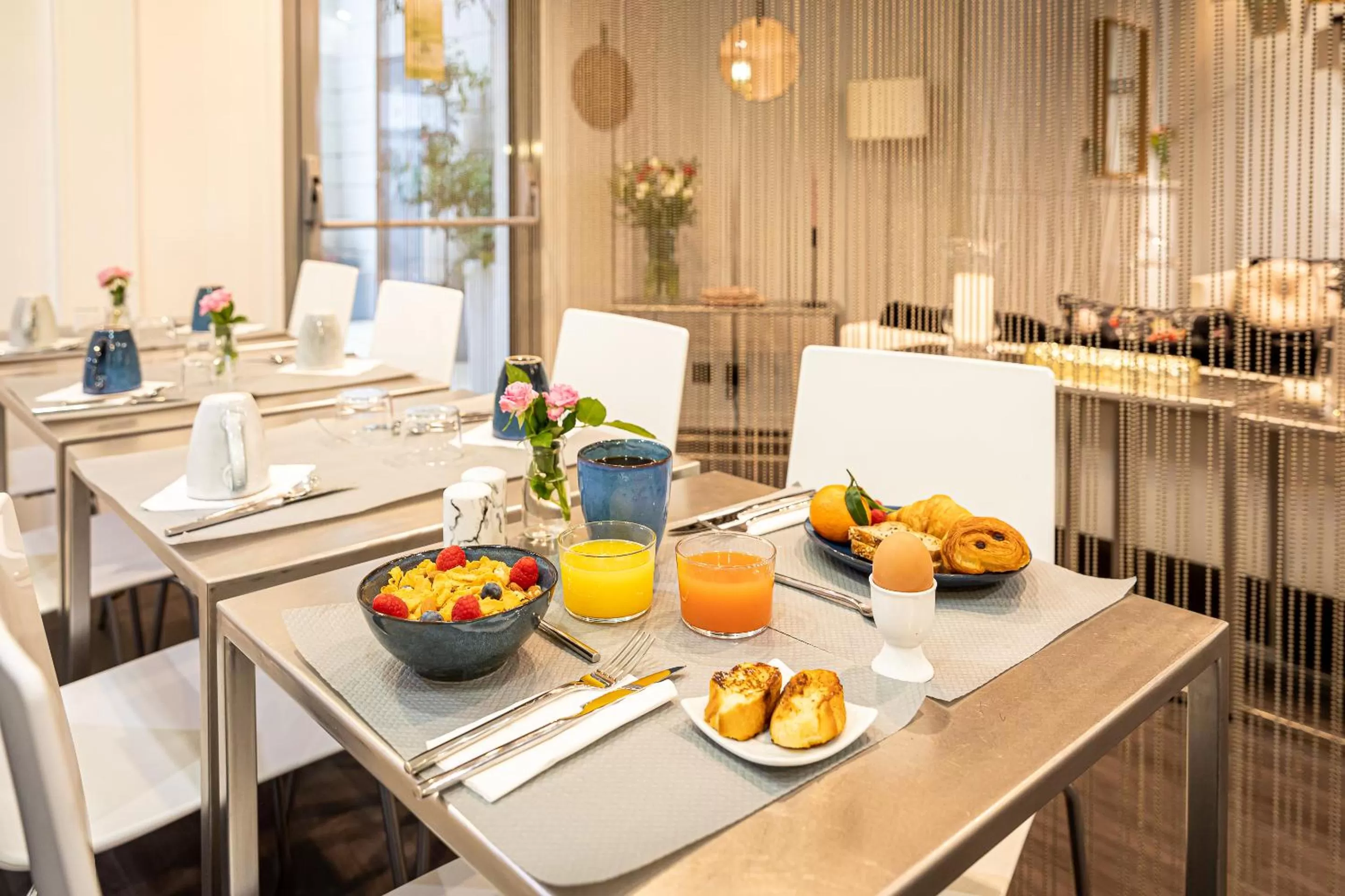 Buffet breakfast in Hotel Glasgow Monceau by Patrick Hayat