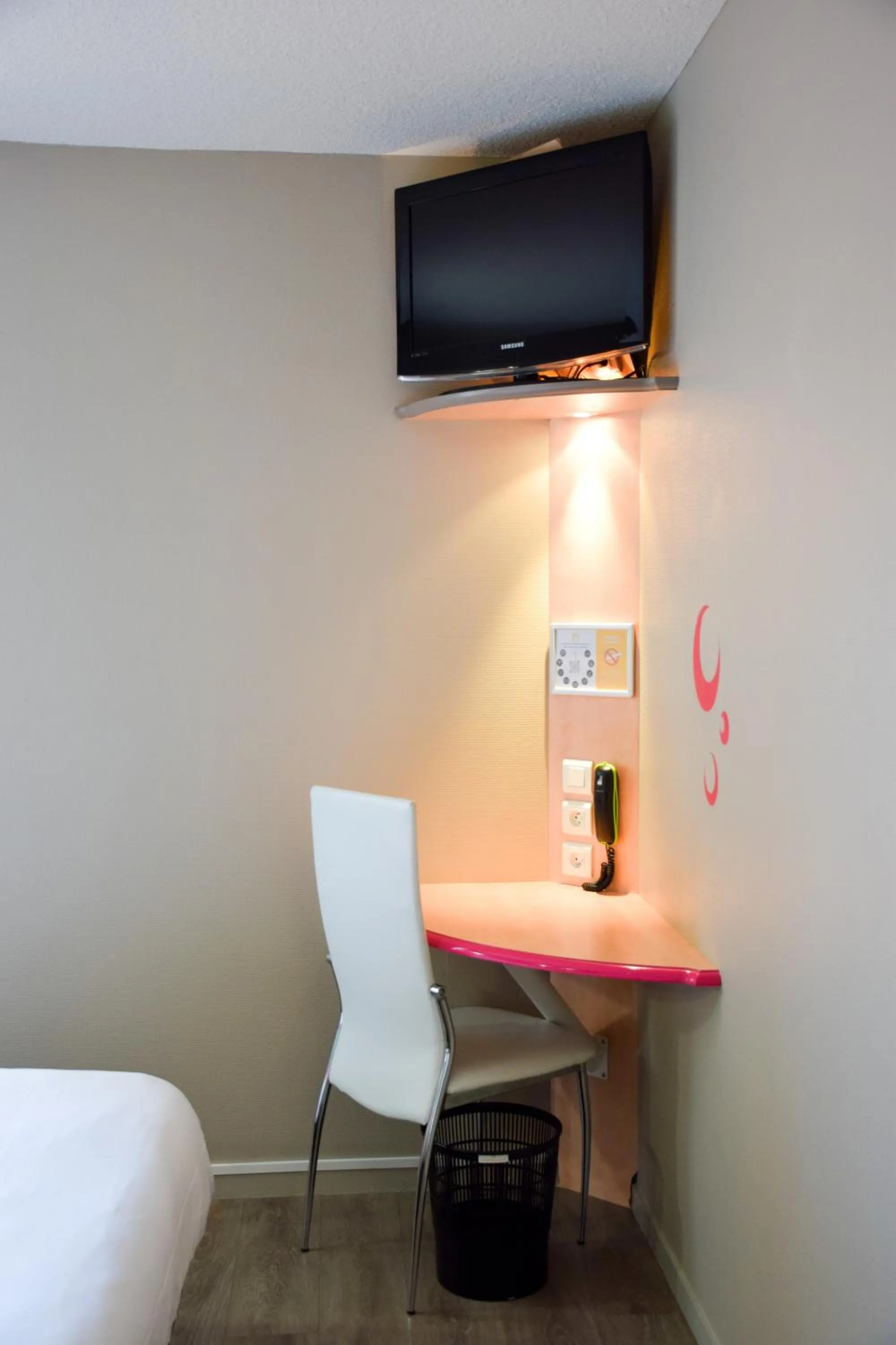 Bedroom, TV/Entertainment Center in Hotel Aurena