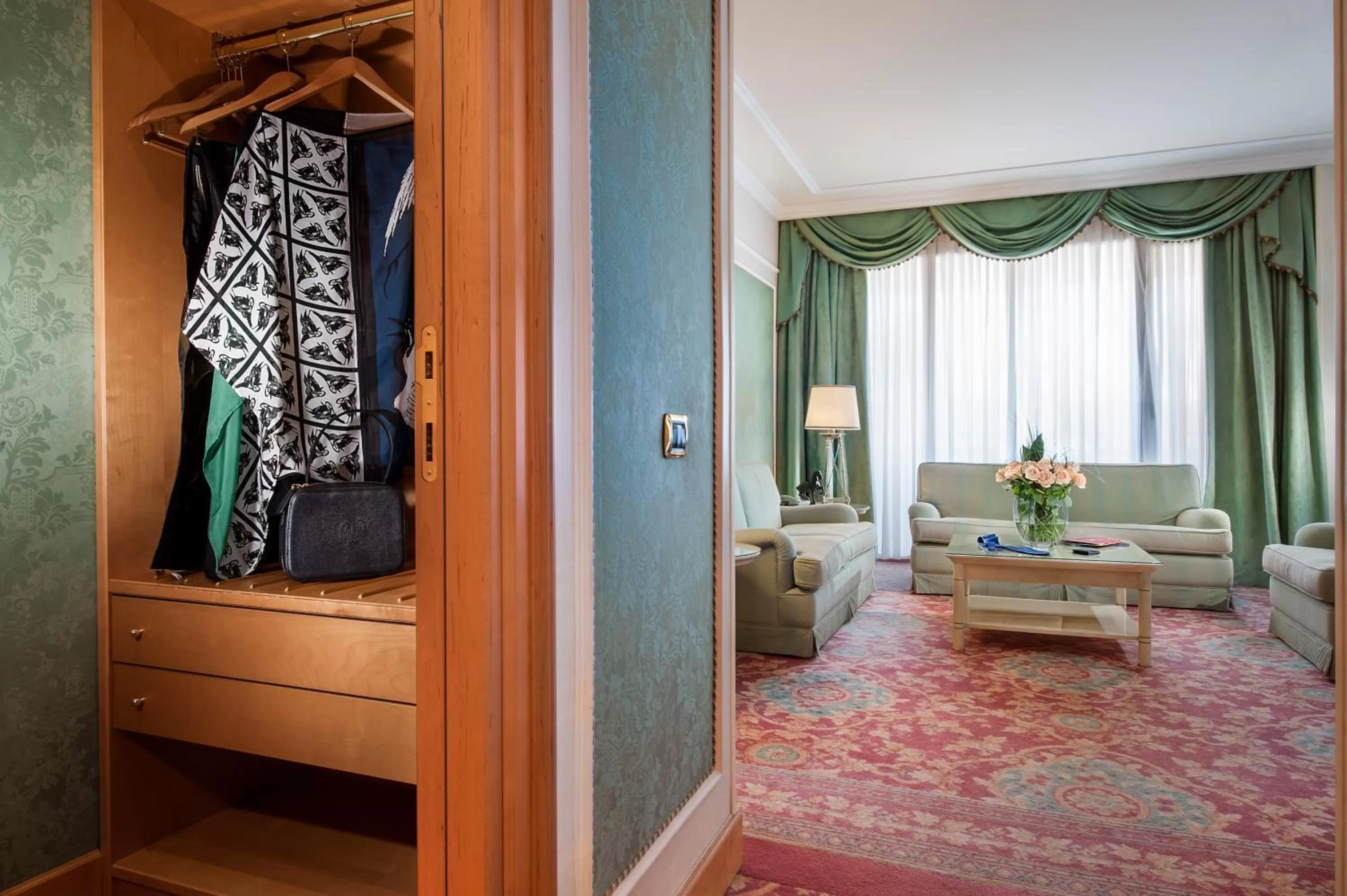 Living room, Bed in Royal Hotel Carlton