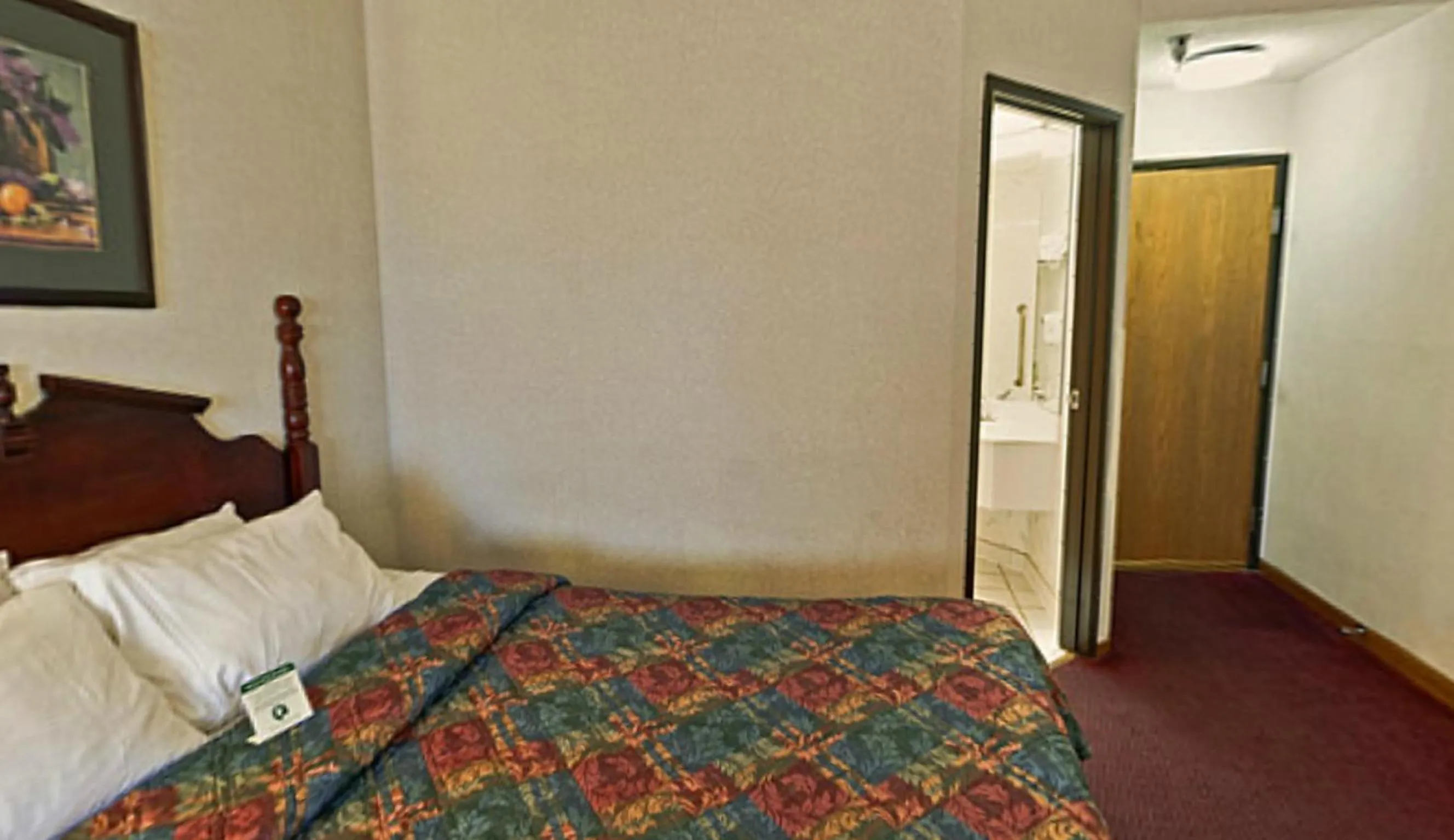 Bedroom, Bed in Americas Best Value Inn Waukegan