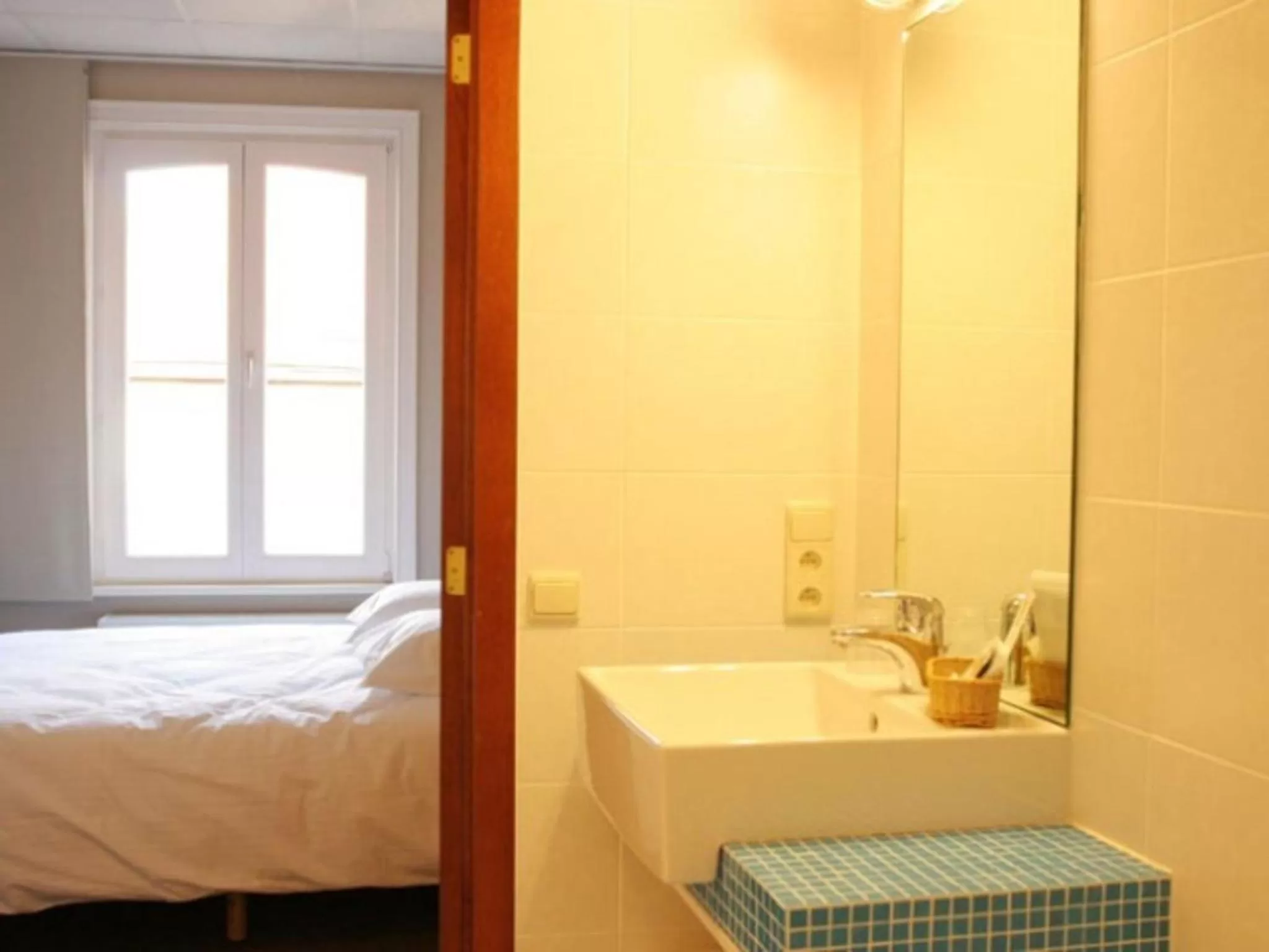 Bathroom, Bed in Hotel Loreto