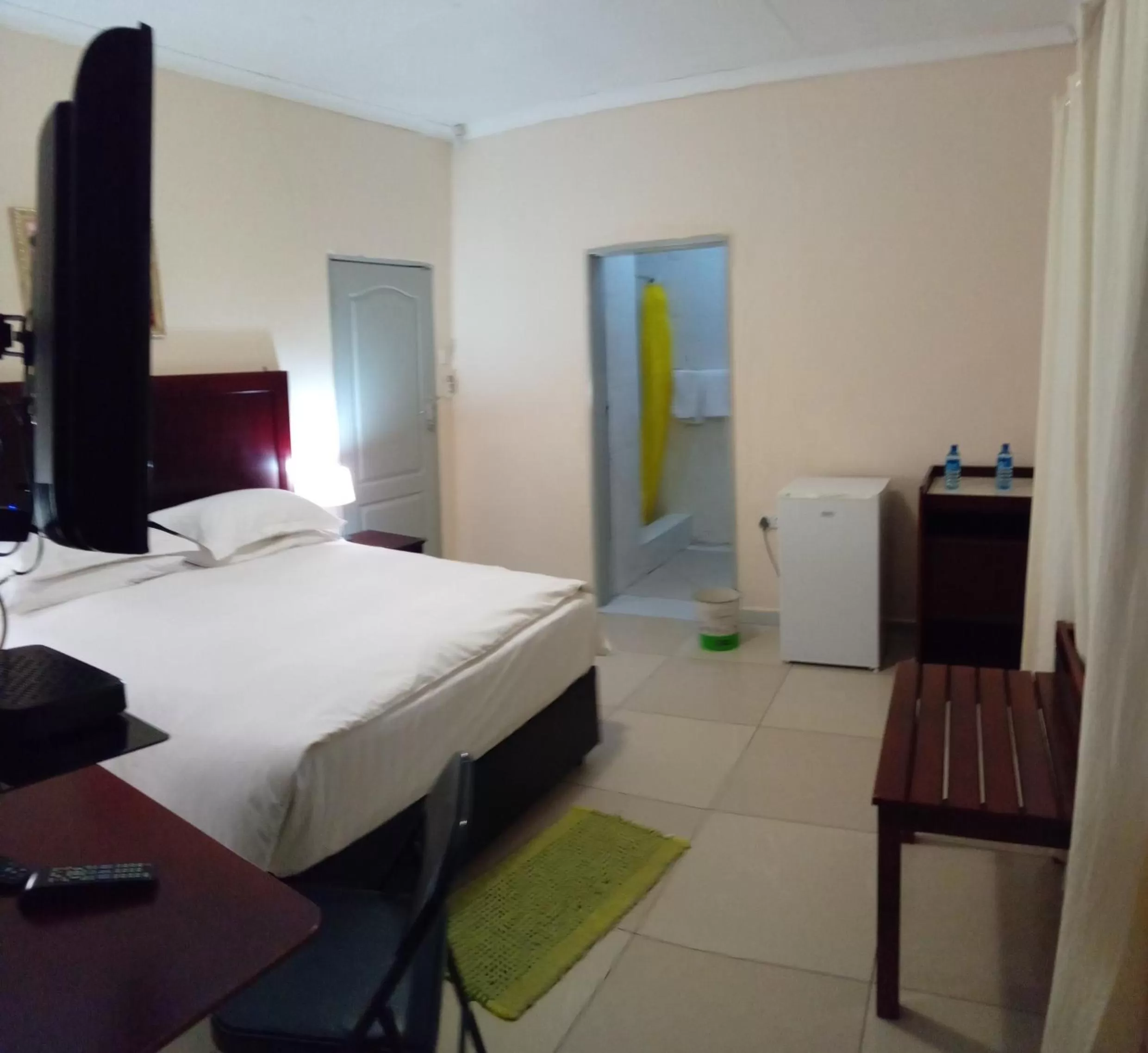 Deluxe Double Room with Shower in Kandjo's Bed and Breakfast