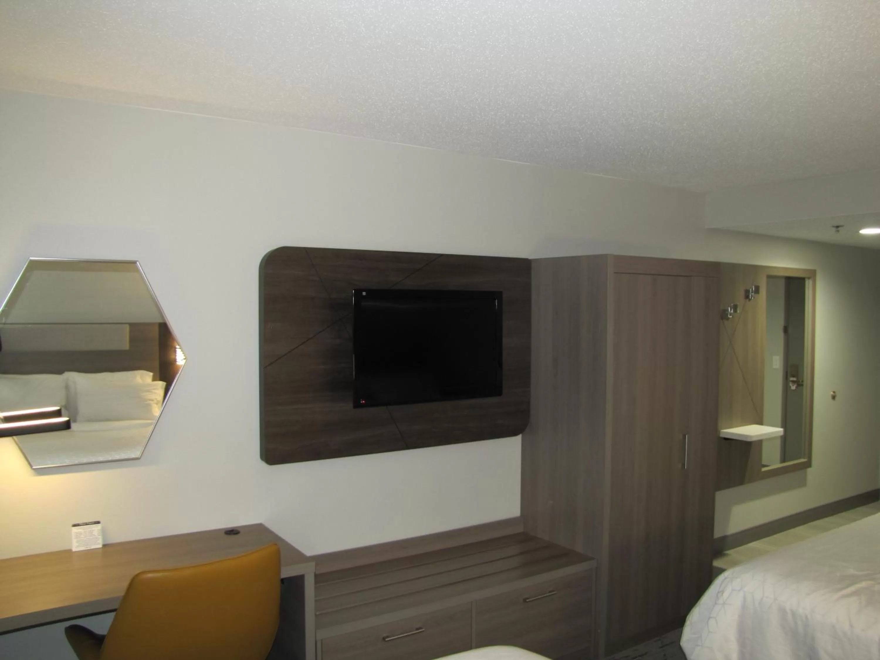 Photo of the whole room, Bed in Holiday Inn Express & Suites Donegal by IHG