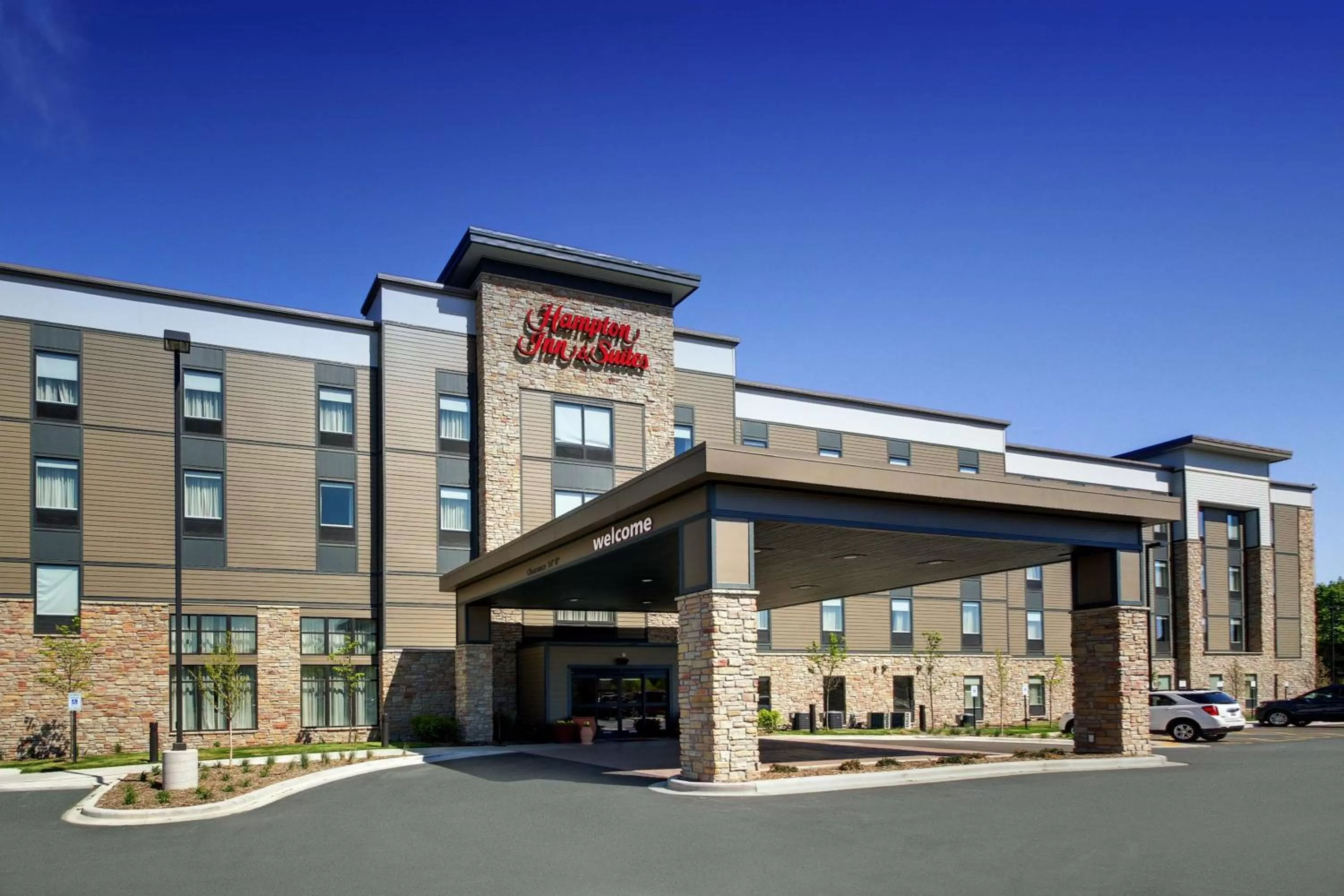 Property building in Hampton Inn & Suites Milwaukee West
