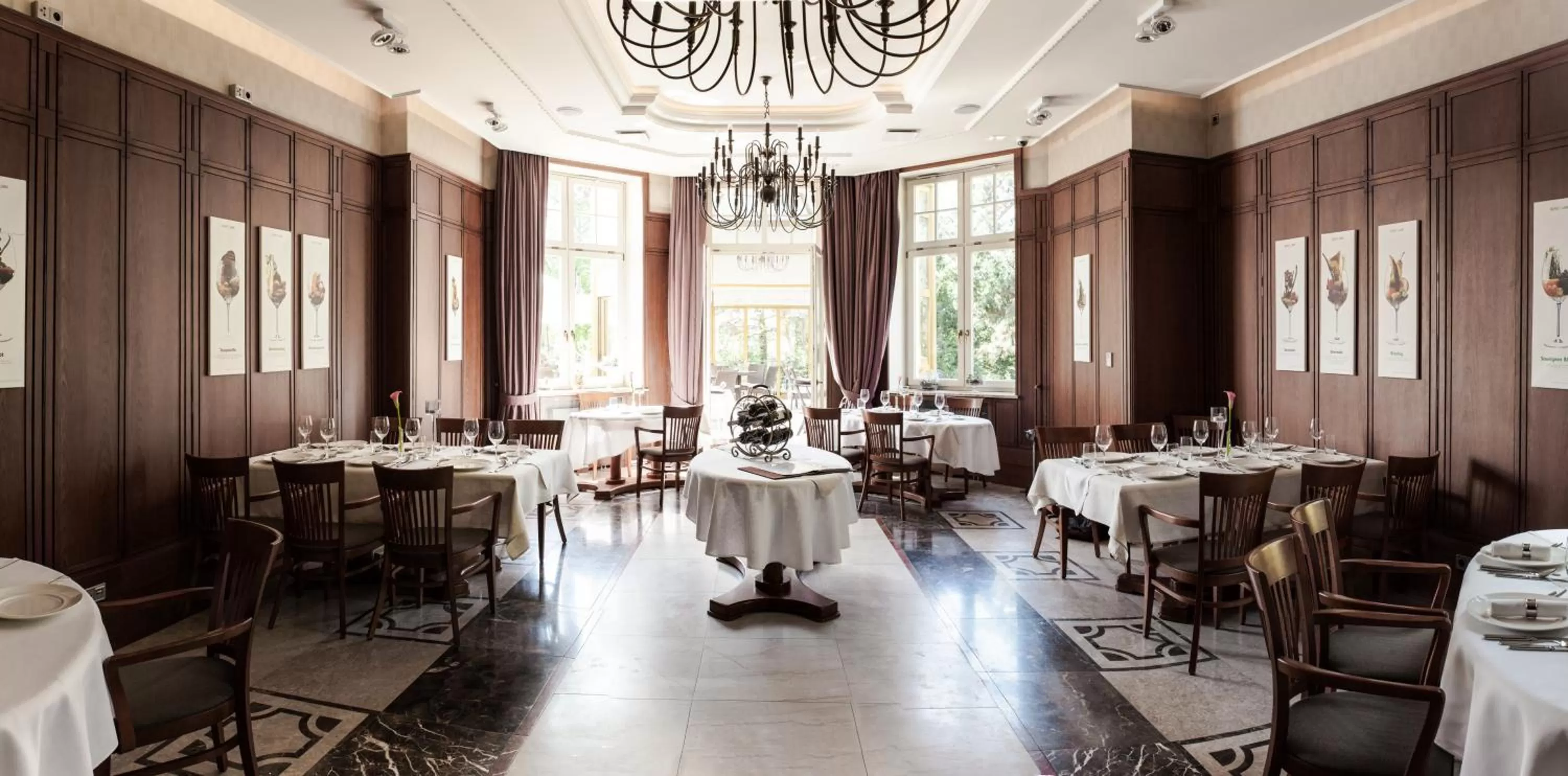 Restaurant/Places to Eat in Grape Hotel