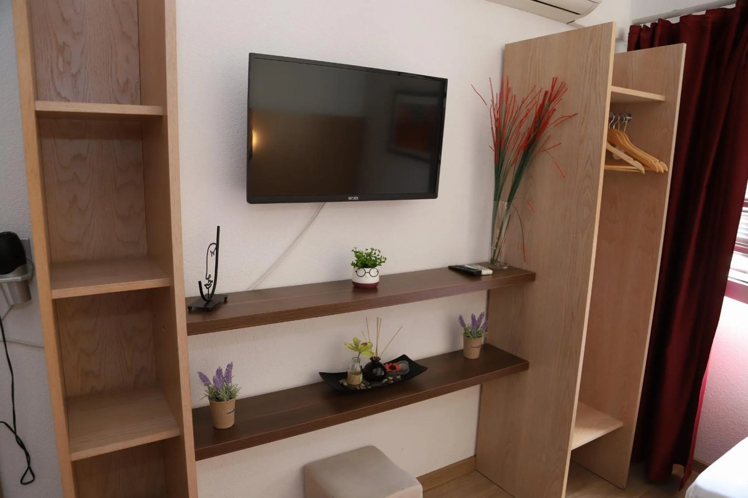 TV and multimedia, TV/Entertainment Center in Motel Deny