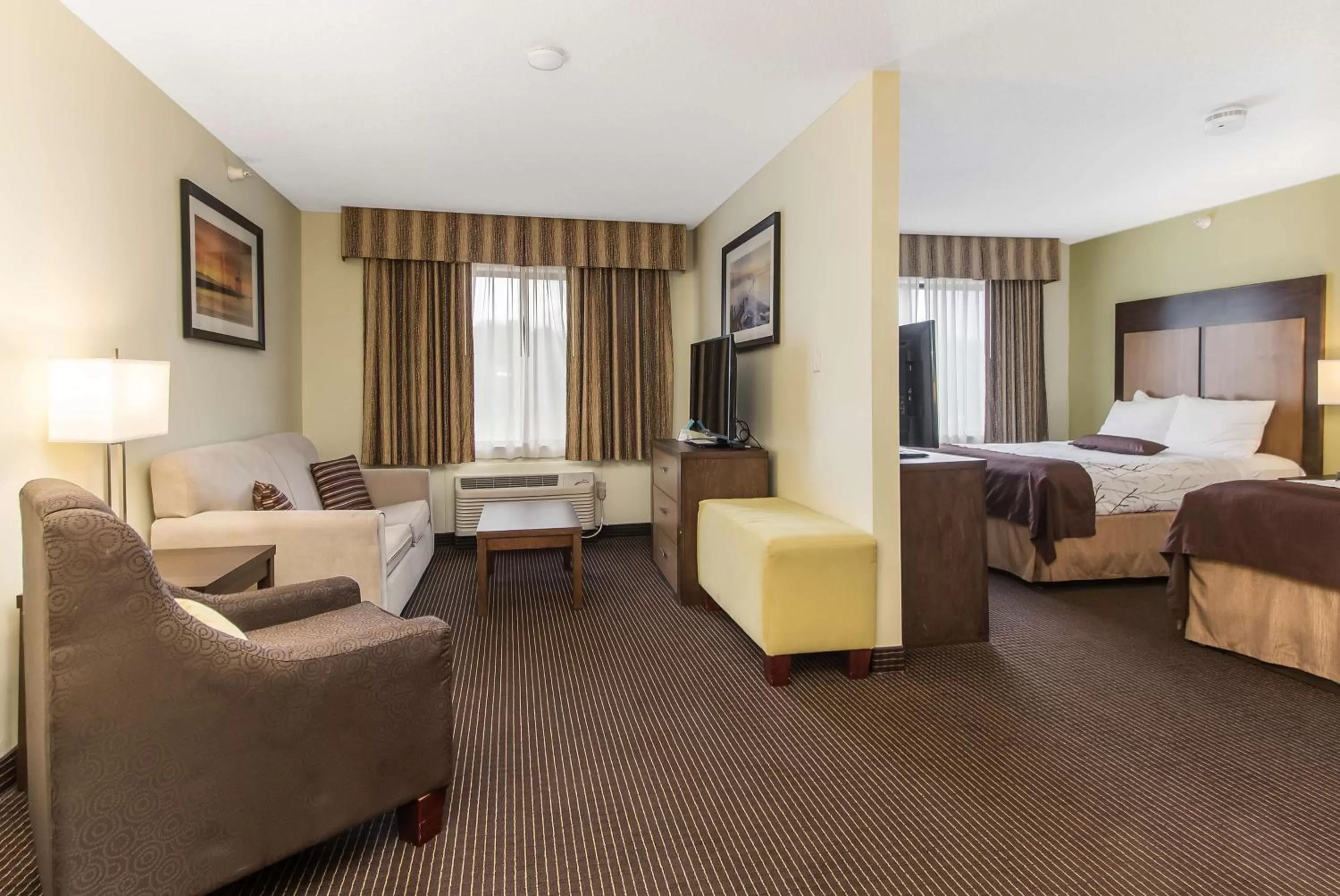 Queen Suite with Two Queen Beds and Sofa Bed - Non-Smoking in White Pine Inn & Suites