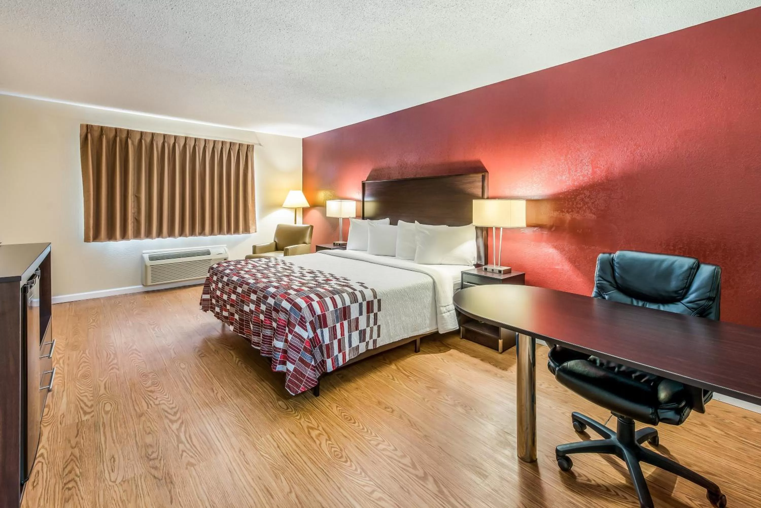 Photo of the whole room, Bed in Red Roof Inn & Suites Wapakoneta