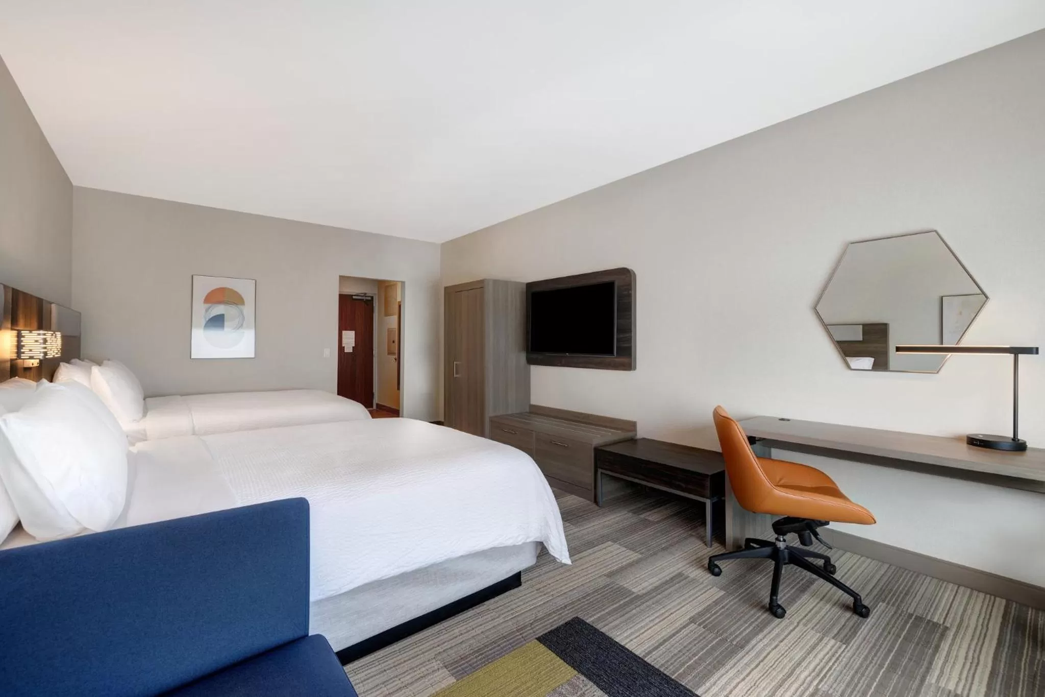 Photo of the whole room, Bed in Holiday Inn Express & Suites - Glendale Downtown