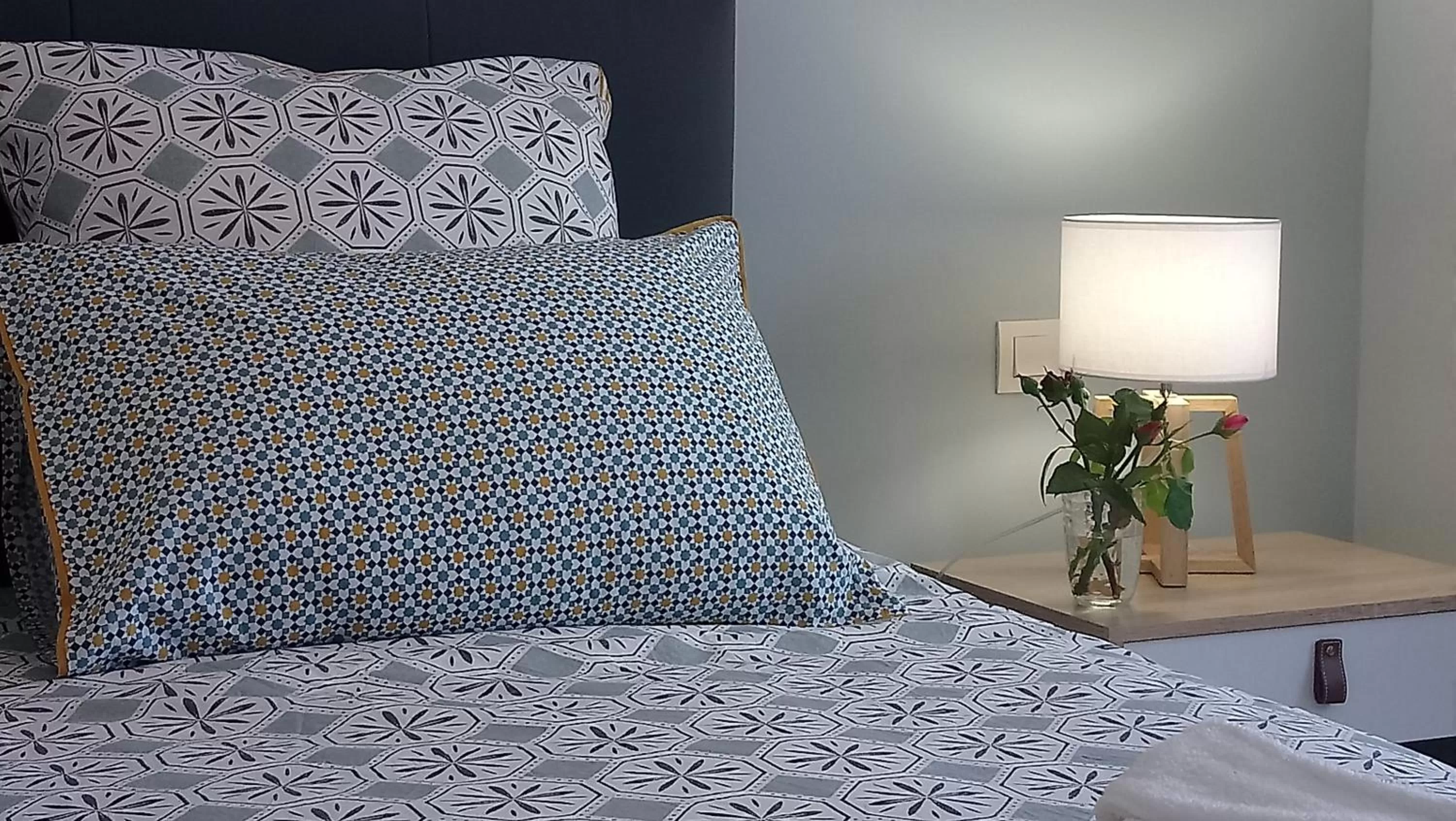 Bed in Fleurs de Cosmos