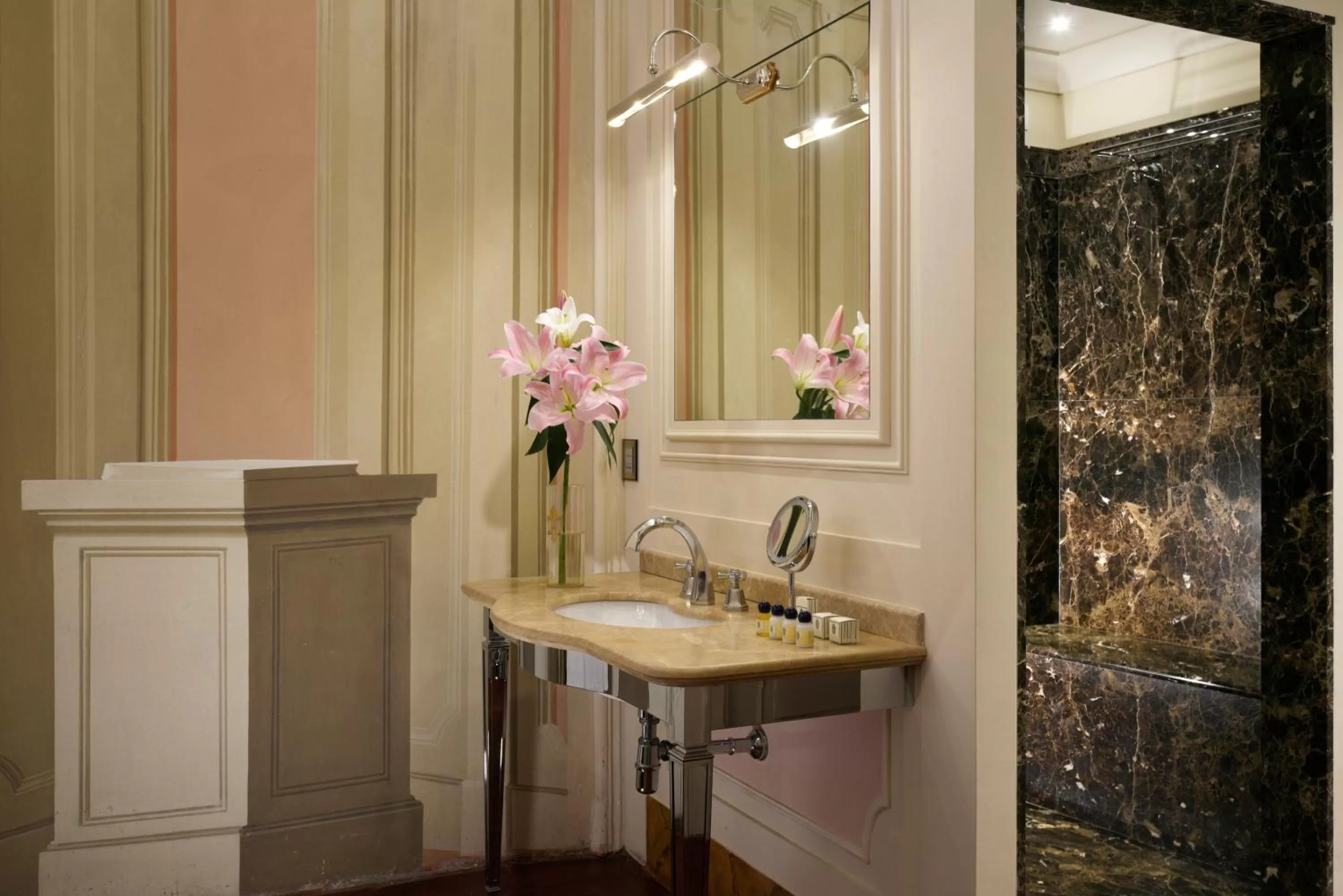 Bathroom in Palazzo Niccolini al Duomo Residenza D'Epoca