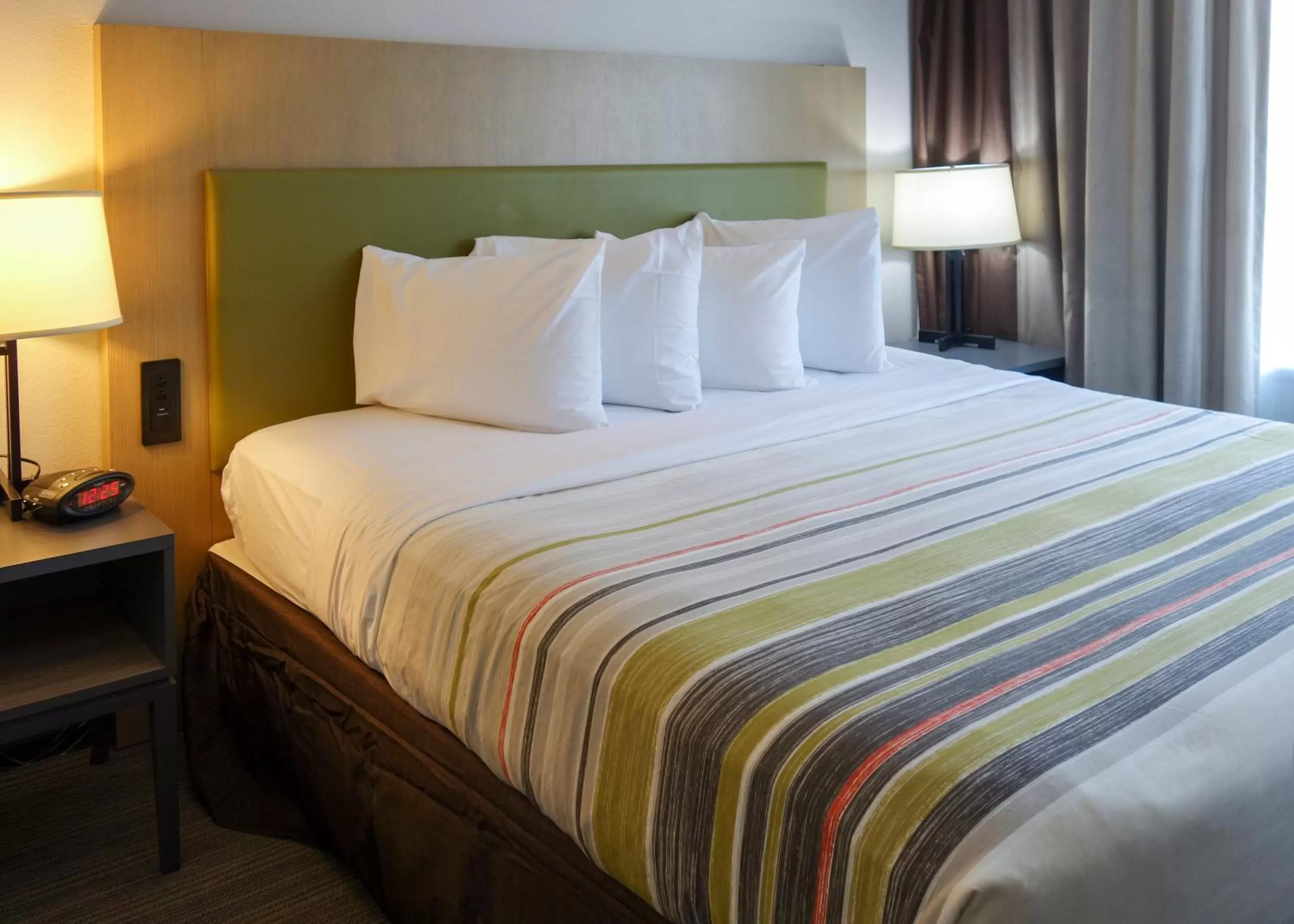 Bedroom, Bed in Country Inn & Suites by Radisson, Washington, DC East - Capitol Heights, MD