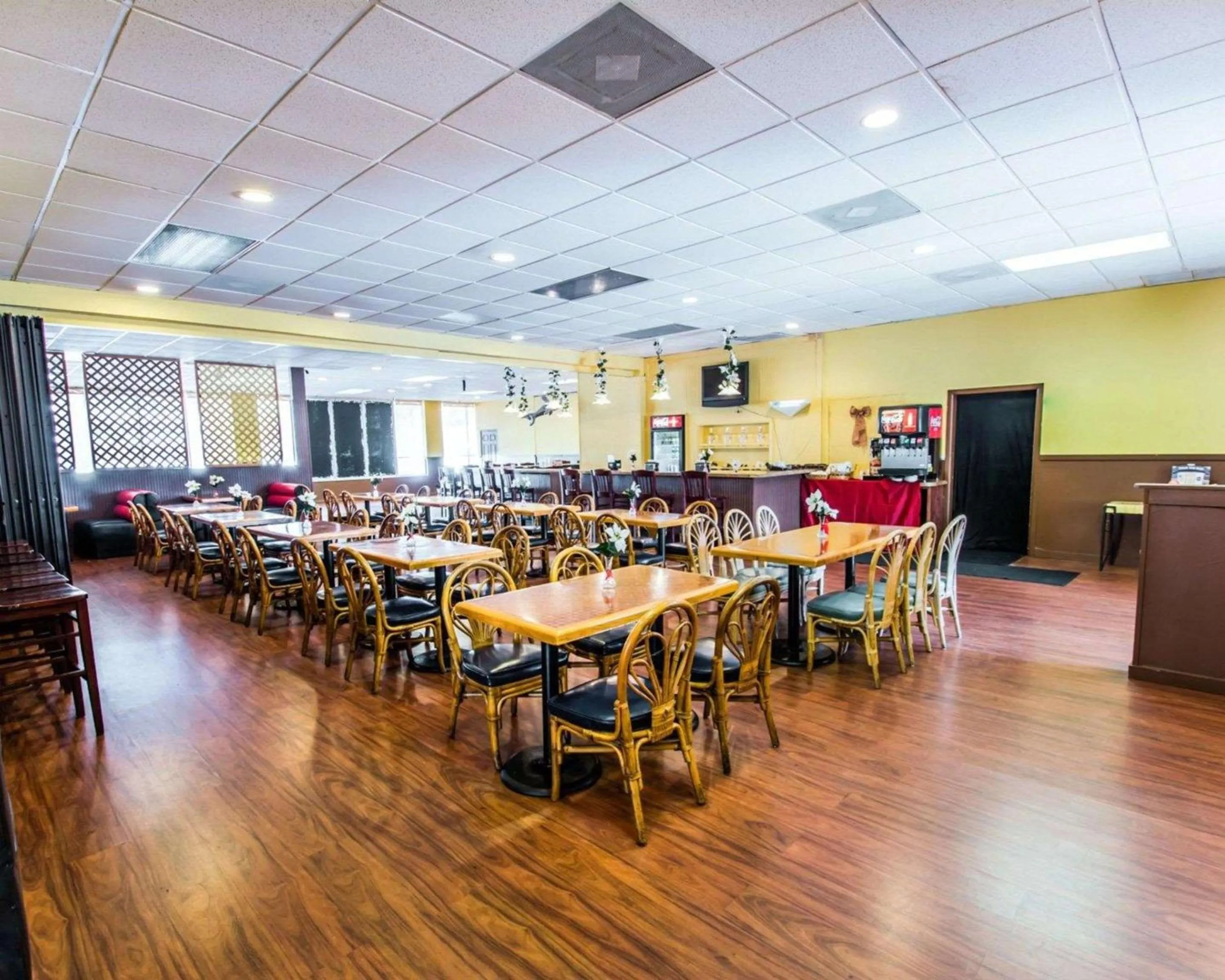 Restaurant/Places to Eat in Econo Lodge Port Canaveral Area