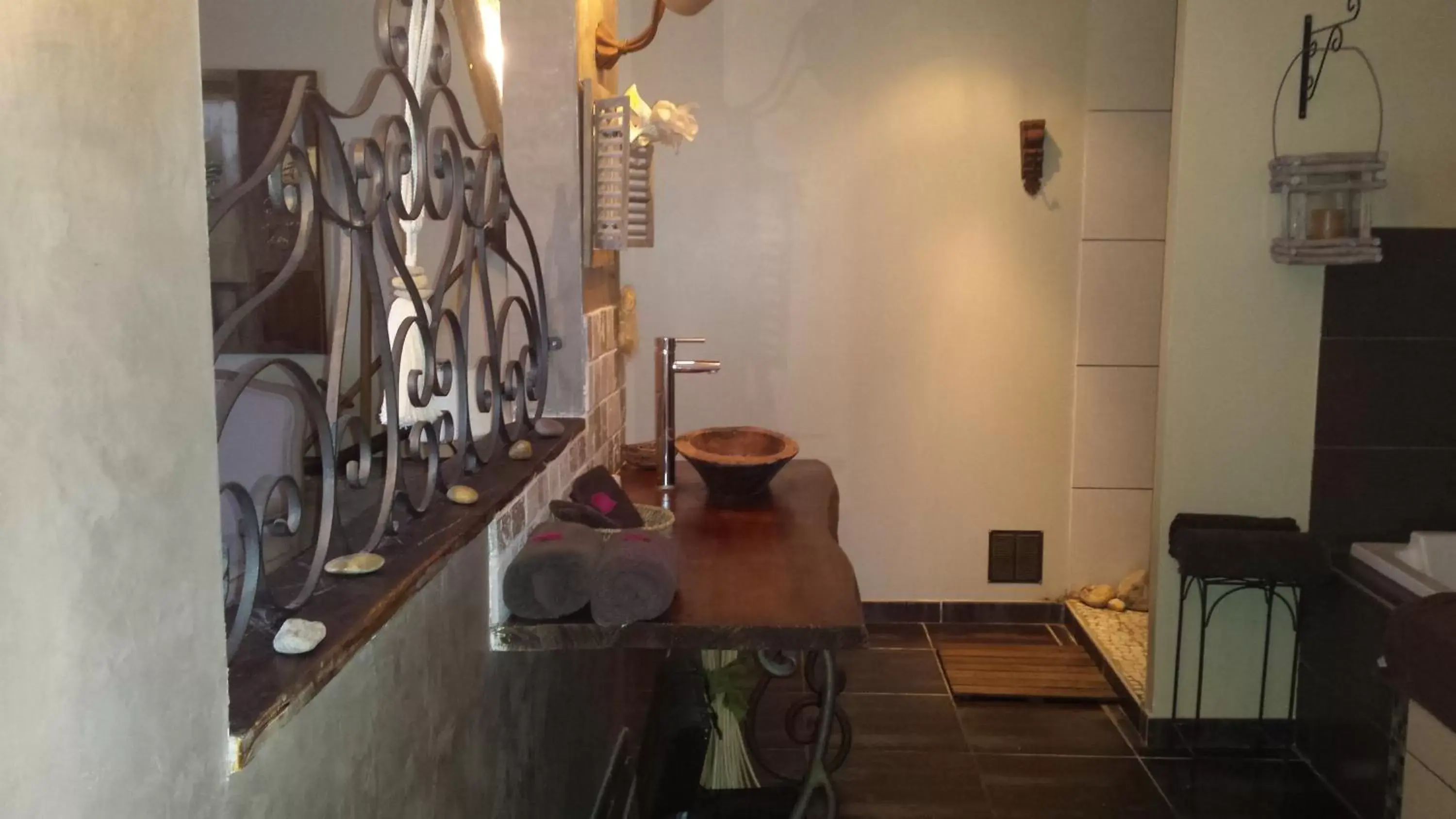 Double Room with Spa Bath and Shower - single occupancy in chambres d hotes ,hotel ,Secret d'une Nuit a vicq prės de onnaing,avec piscine Double Room with Spa Bath and Shower - single occupancy in chambres d hotes ,hotel ,Secret d'une Nuit a vicq prės de onnaing,avec piscine