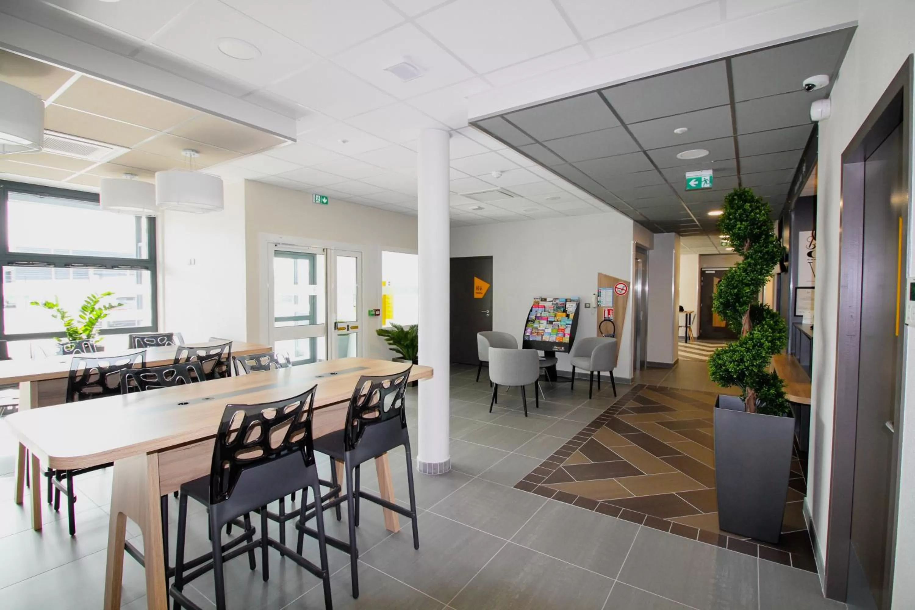 Lobby or reception in B&B HOTEL Montélimar Sud