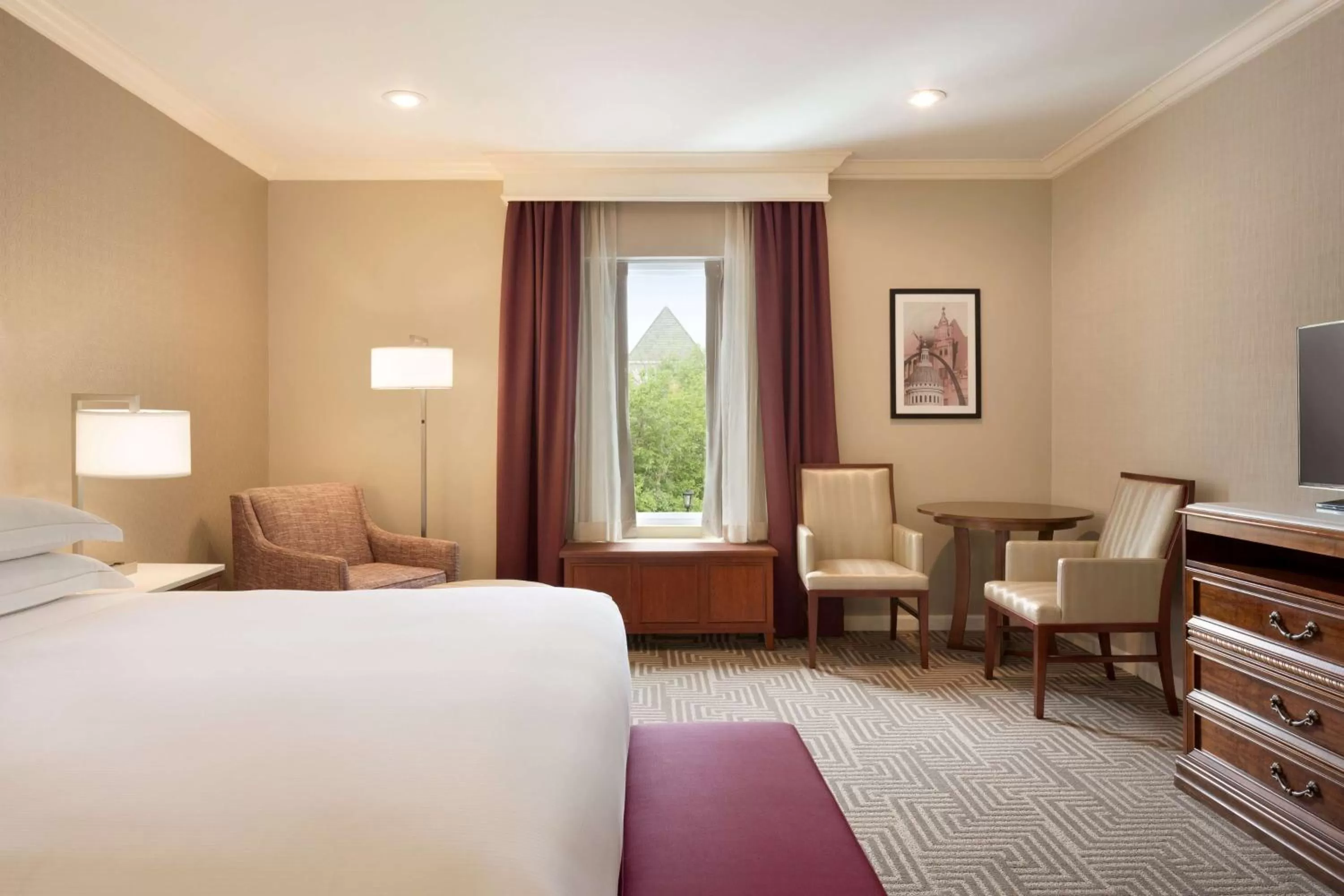 Bedroom, Bed in Hilton St. Louis Frontenac