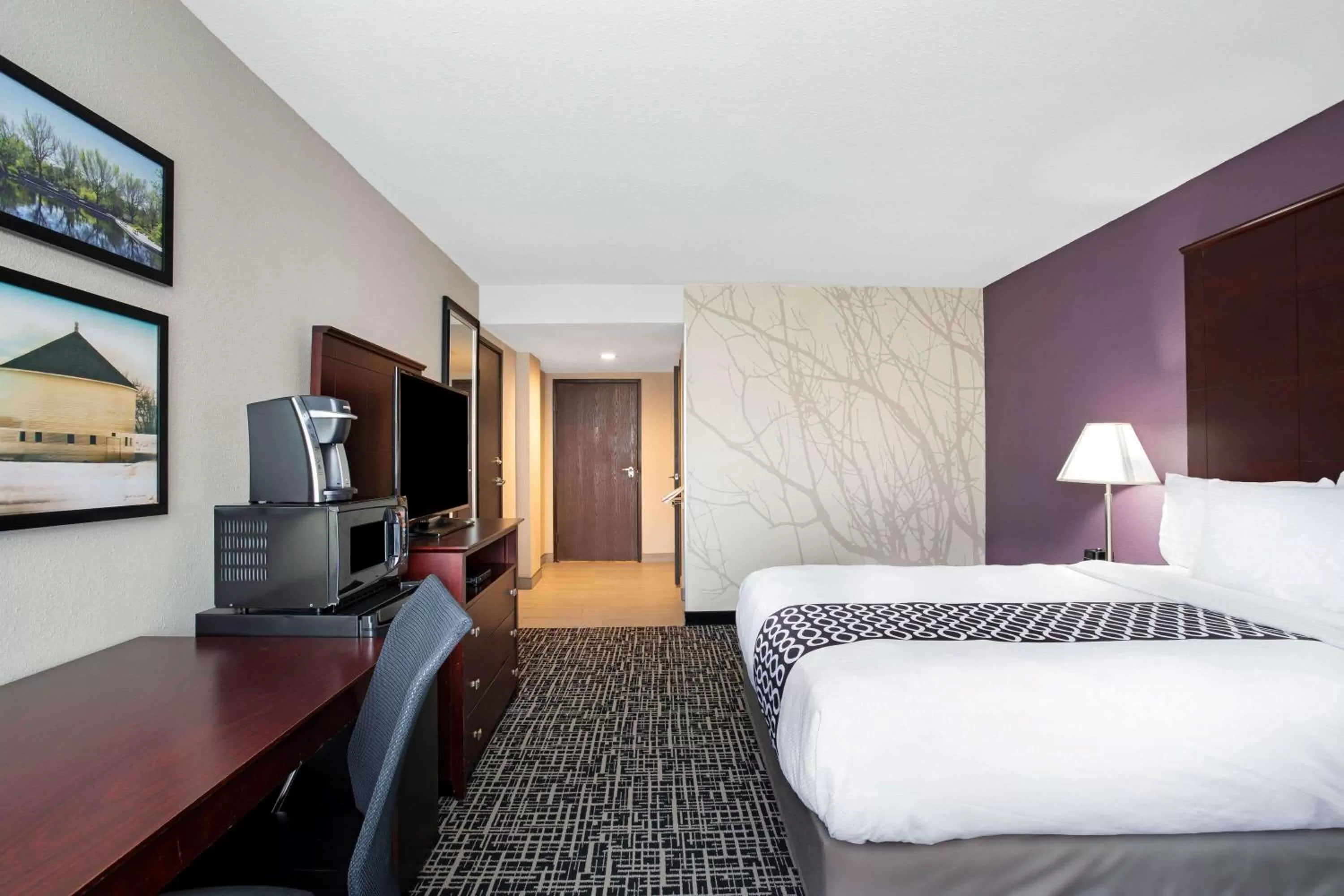 Photo of the whole room, Bed in La Quinta Inn & Suites by Wyndham Denver Aurora Medical