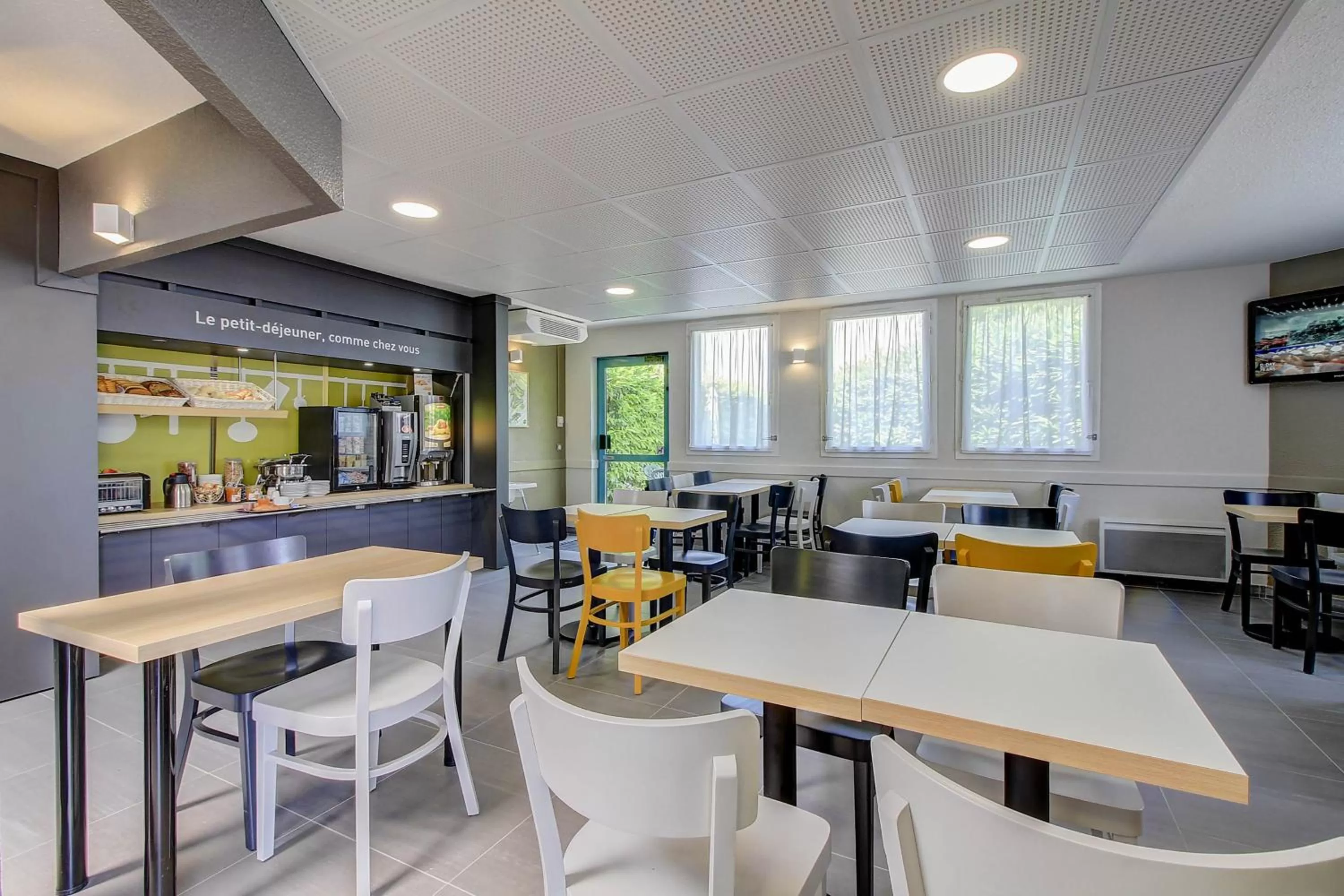 Buffet breakfast in B&B HOTEL BEAUNE Nord