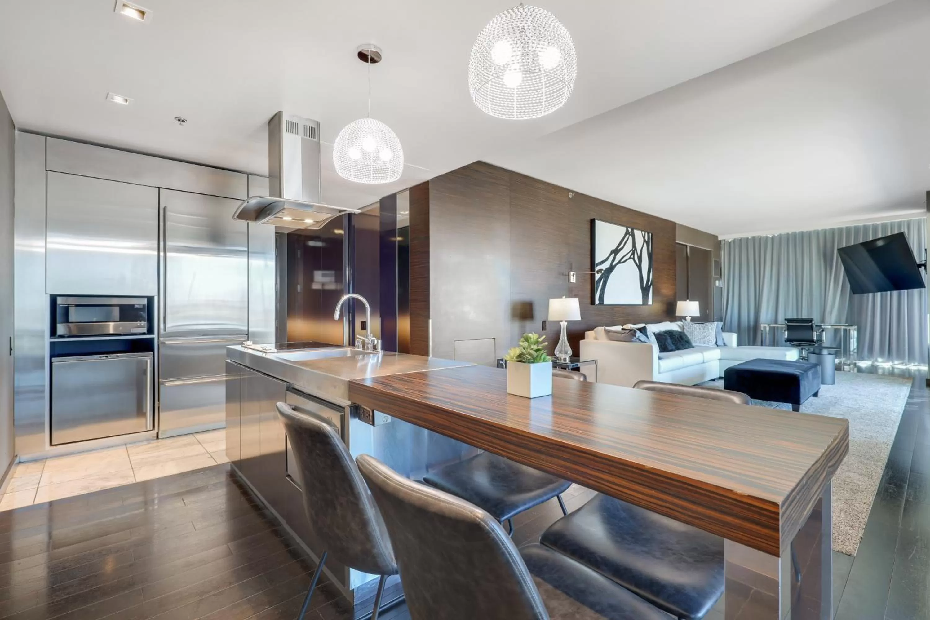 TV and multimedia in Vegas Palms HIGH 52nd fl. 1BDR corner penthouse 1220sqft