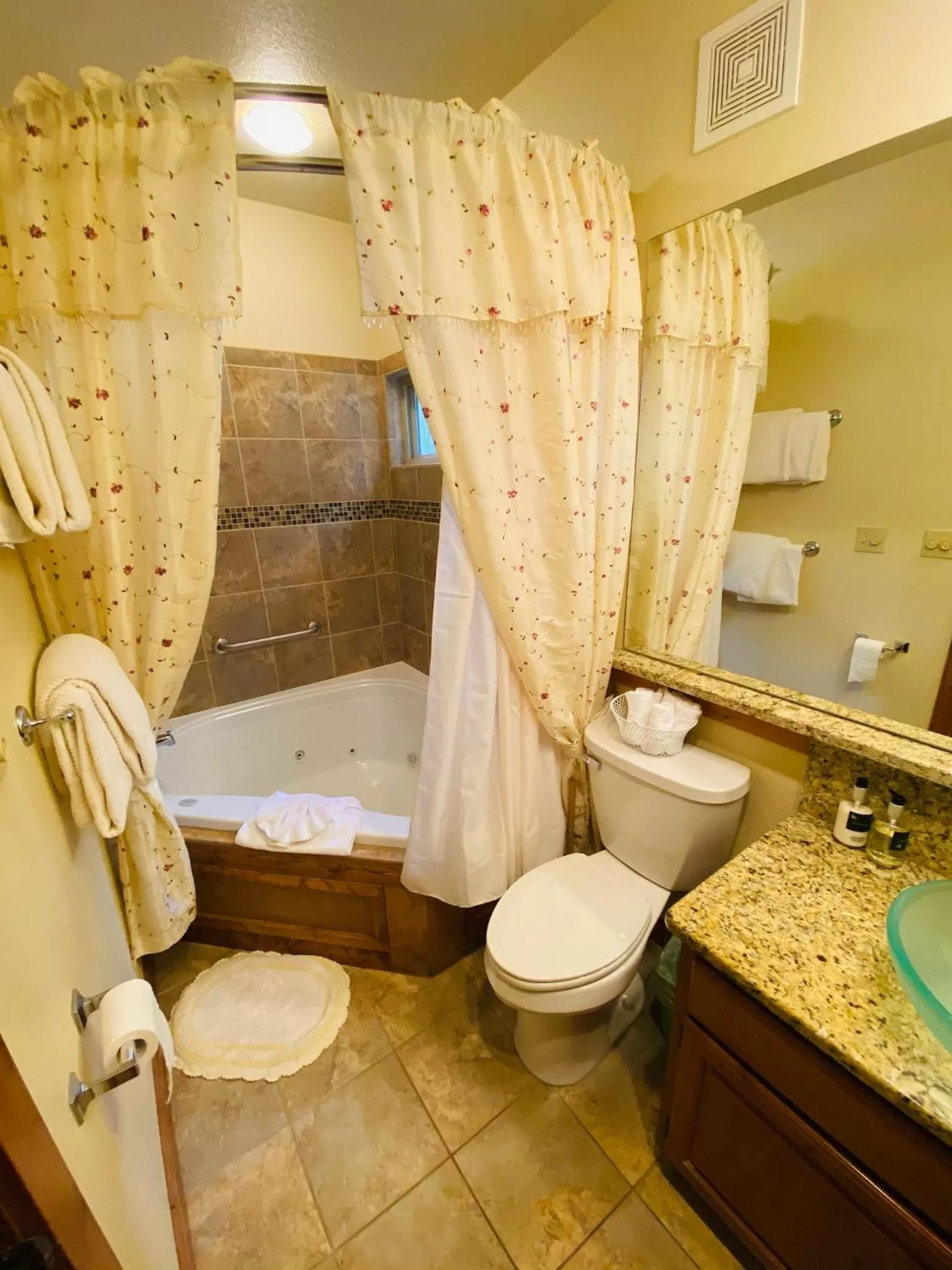 Bathroom in All Seasons Treehouse Village