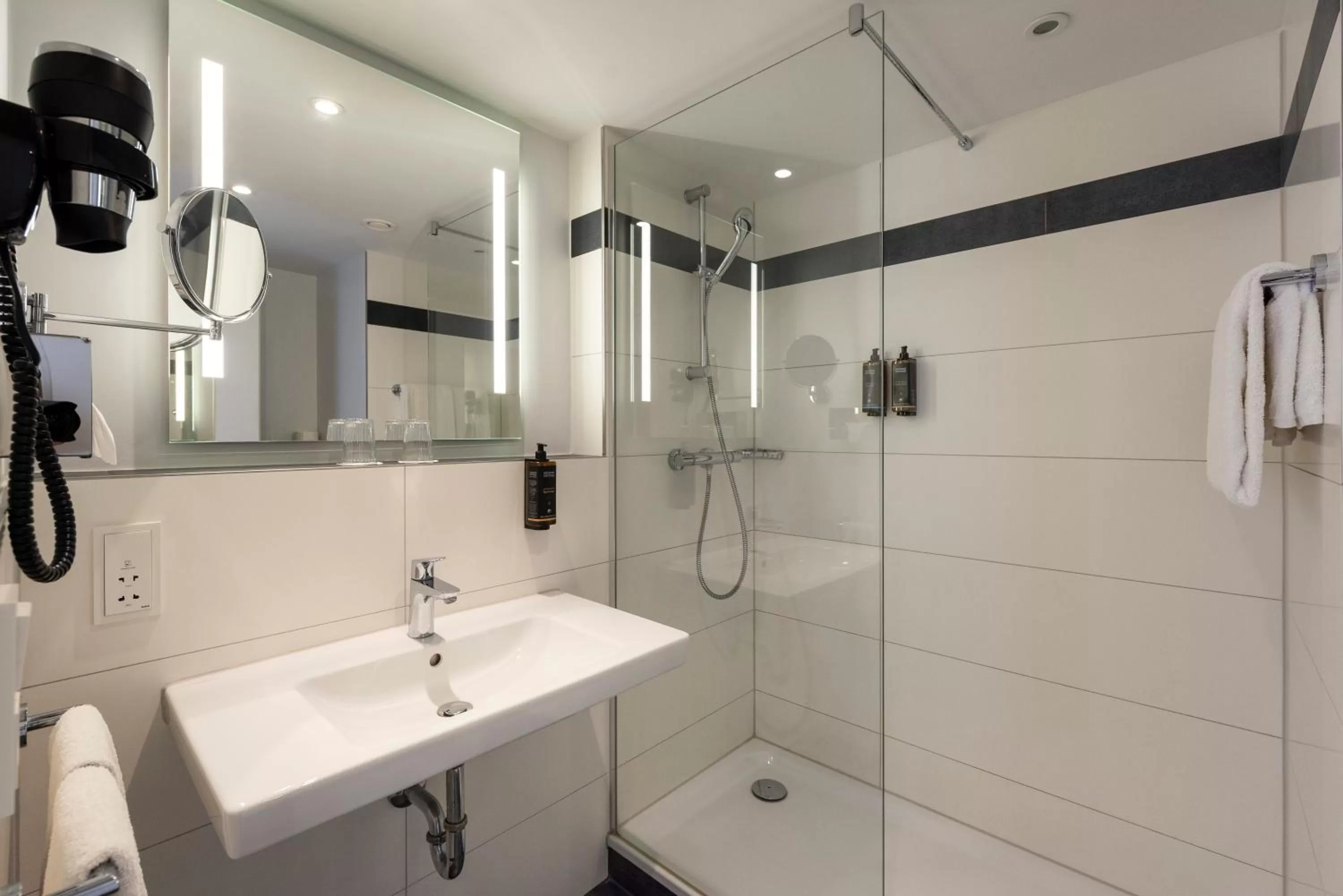 Shower, Bathroom in Mercure Hotel Düsseldorf Süd