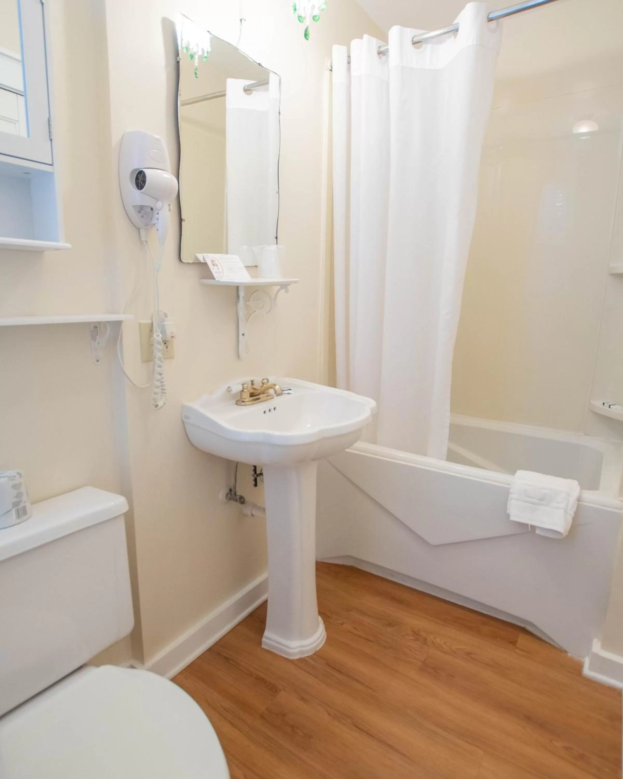 Shower in Terrace Inn and 1911 Restaurant