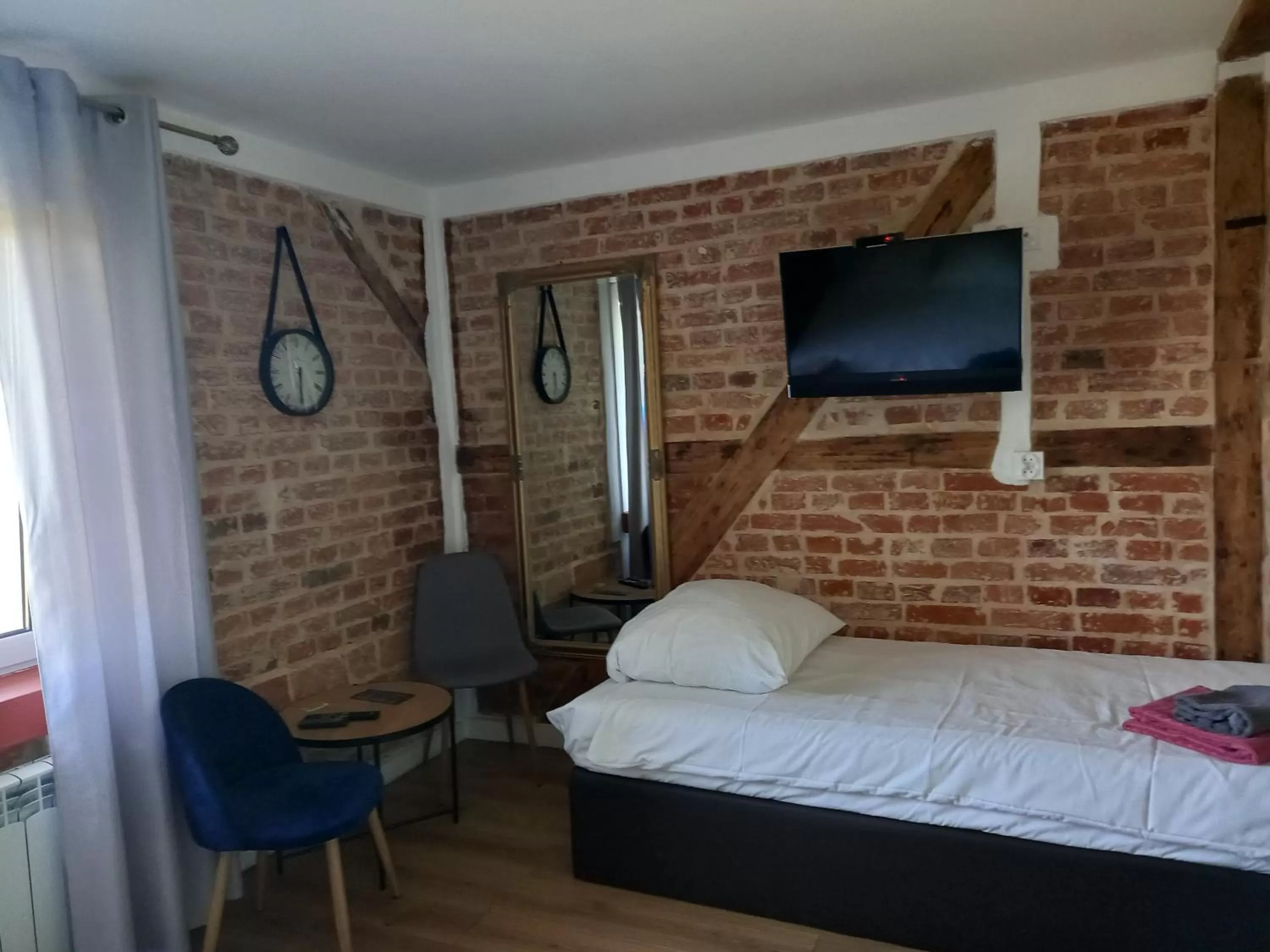 Photo of the whole room, Bed in Leon's Rooms