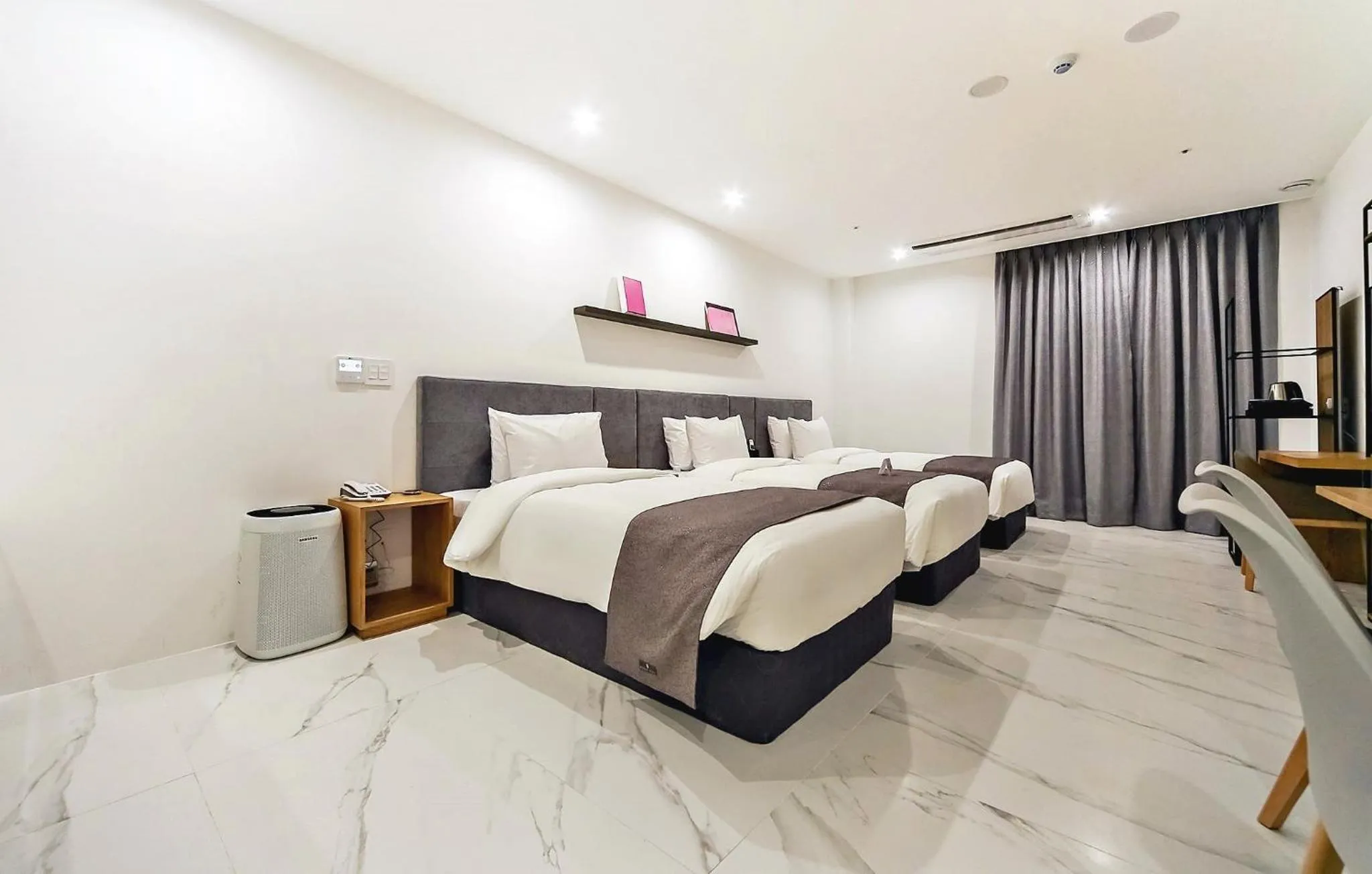 Bed in Hotel Noblestay