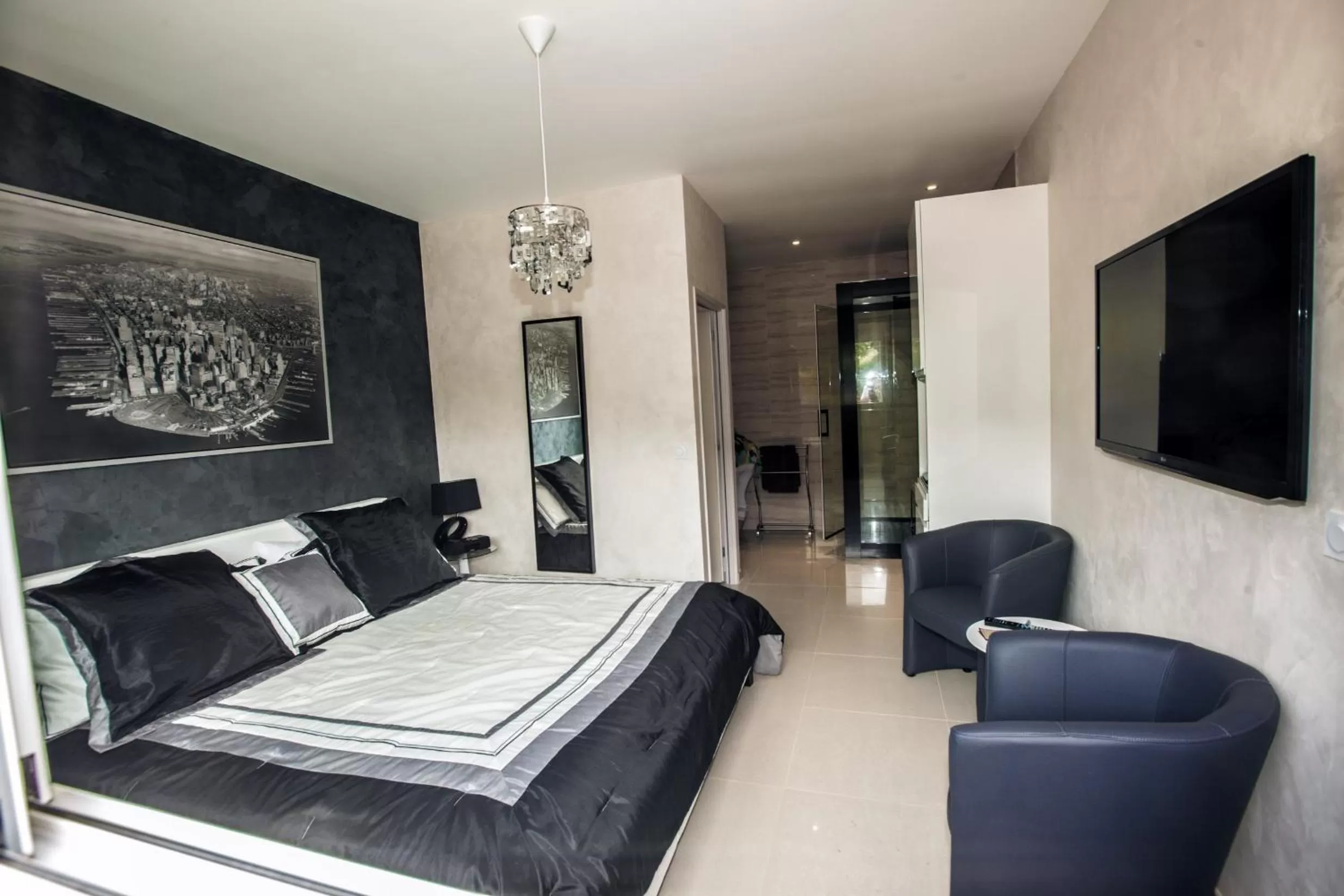 Photo of the whole room, Bed in Château de Valloubière