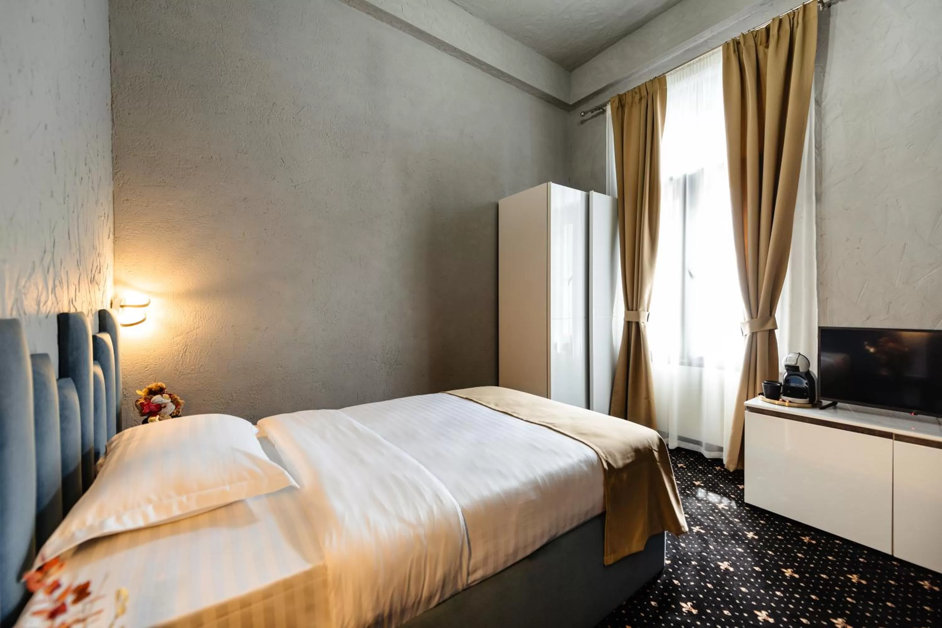 TV and multimedia, Bed in Palace Bulevard Inn