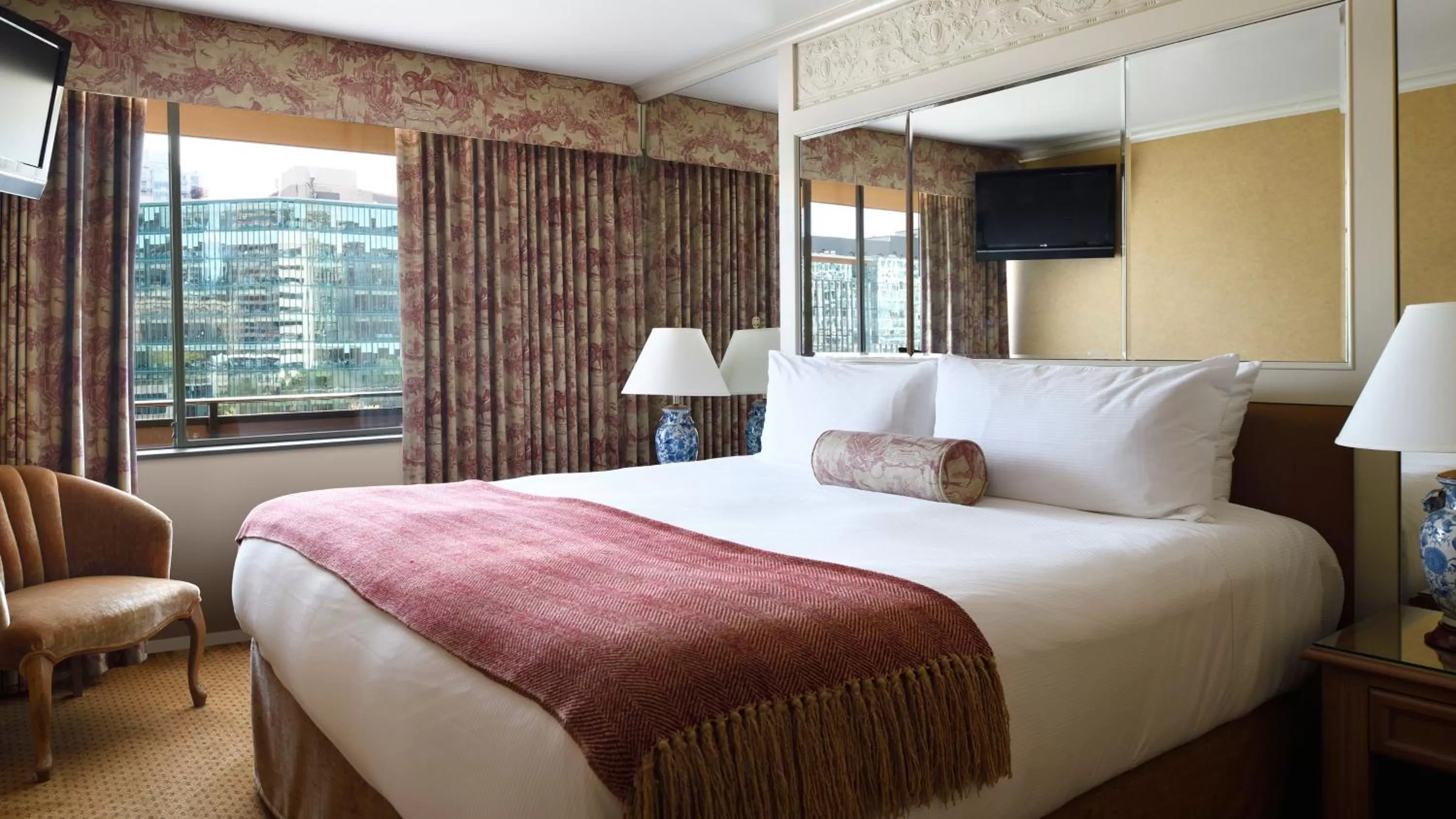 Bed in Wedgewood Hotel & Spa - Relais & Chateaux