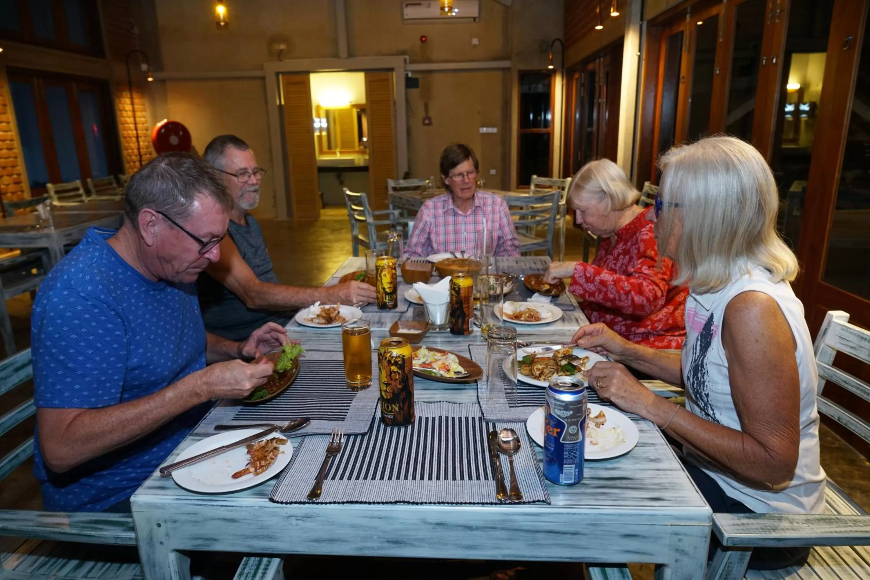 Restaurant/places to eat in Olinia Airport Hotel