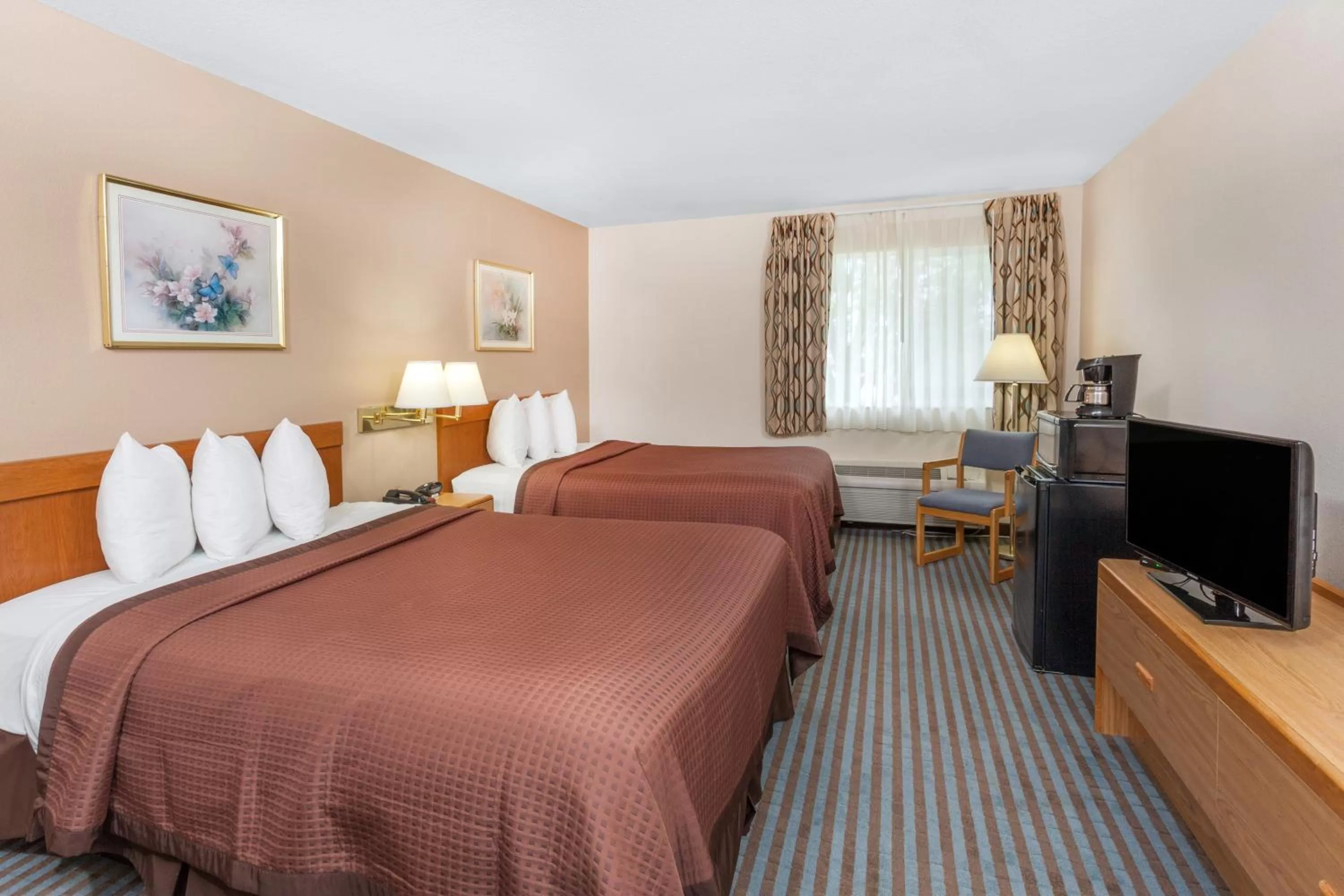 Bed in Days Inn by Wyndham Charleston