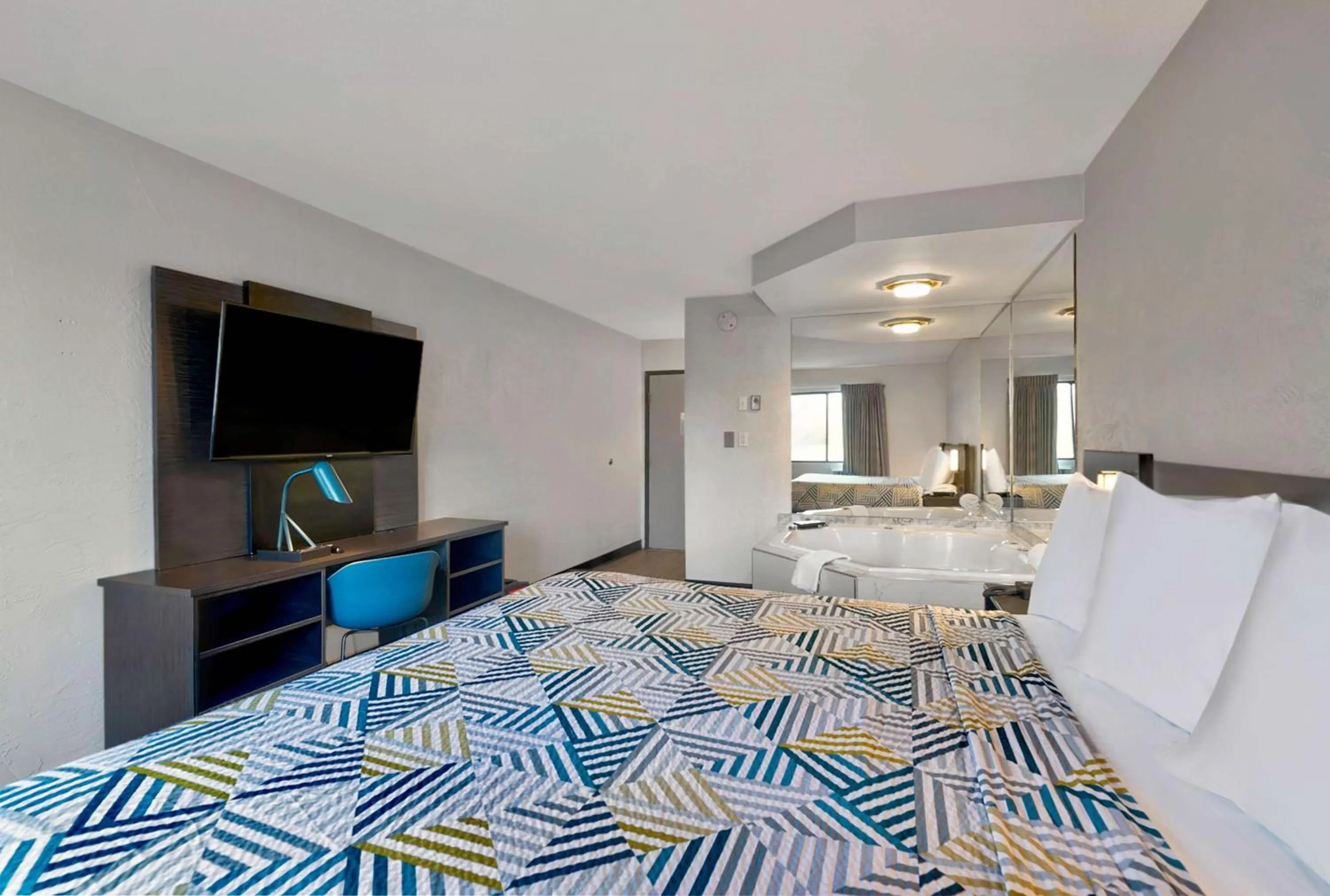 Bedroom, Bed in Motel 6-Oak Creek, WI