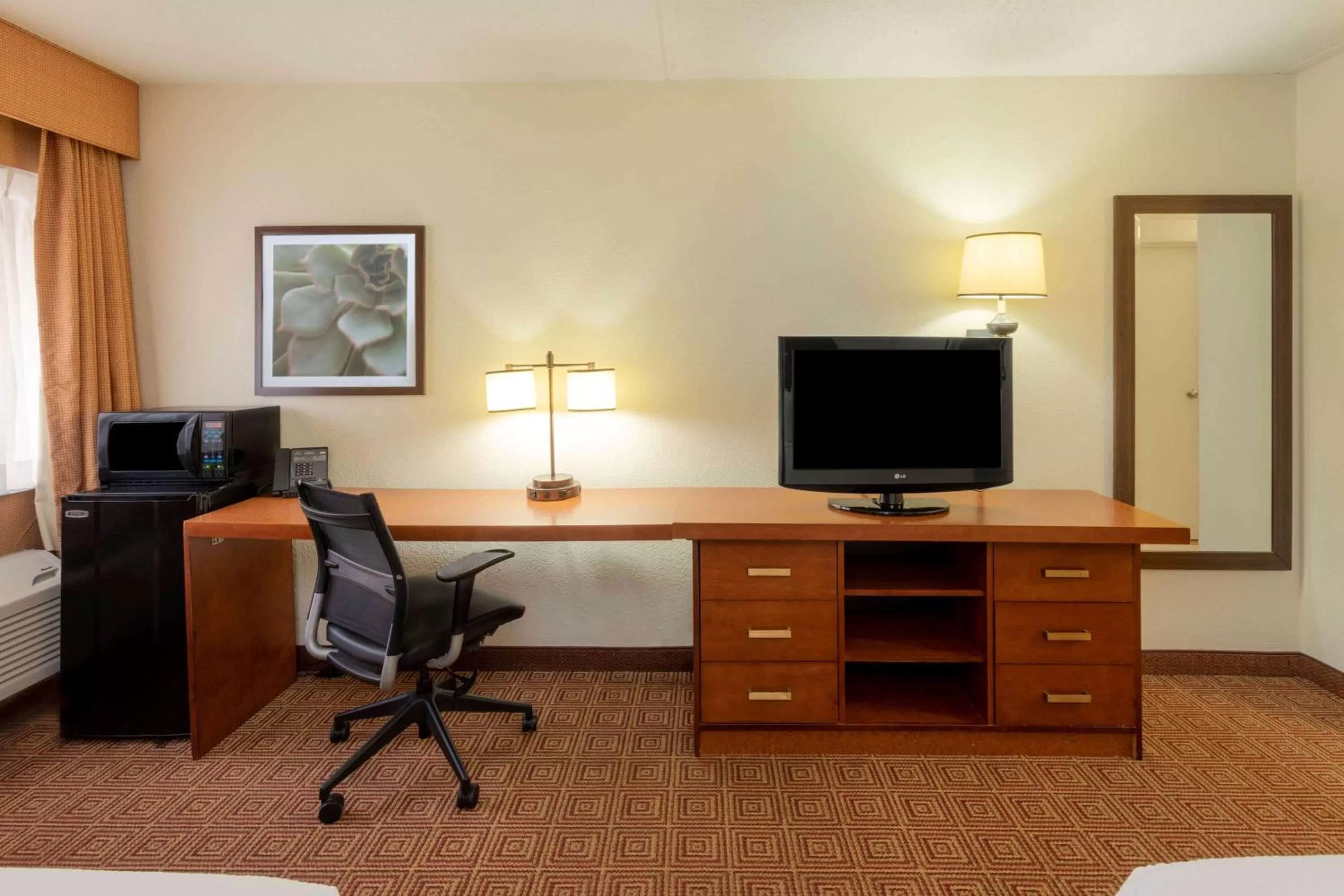 Photo of the whole room in La Quinta Inn by Wyndham Minneapolis Airport Bloomington