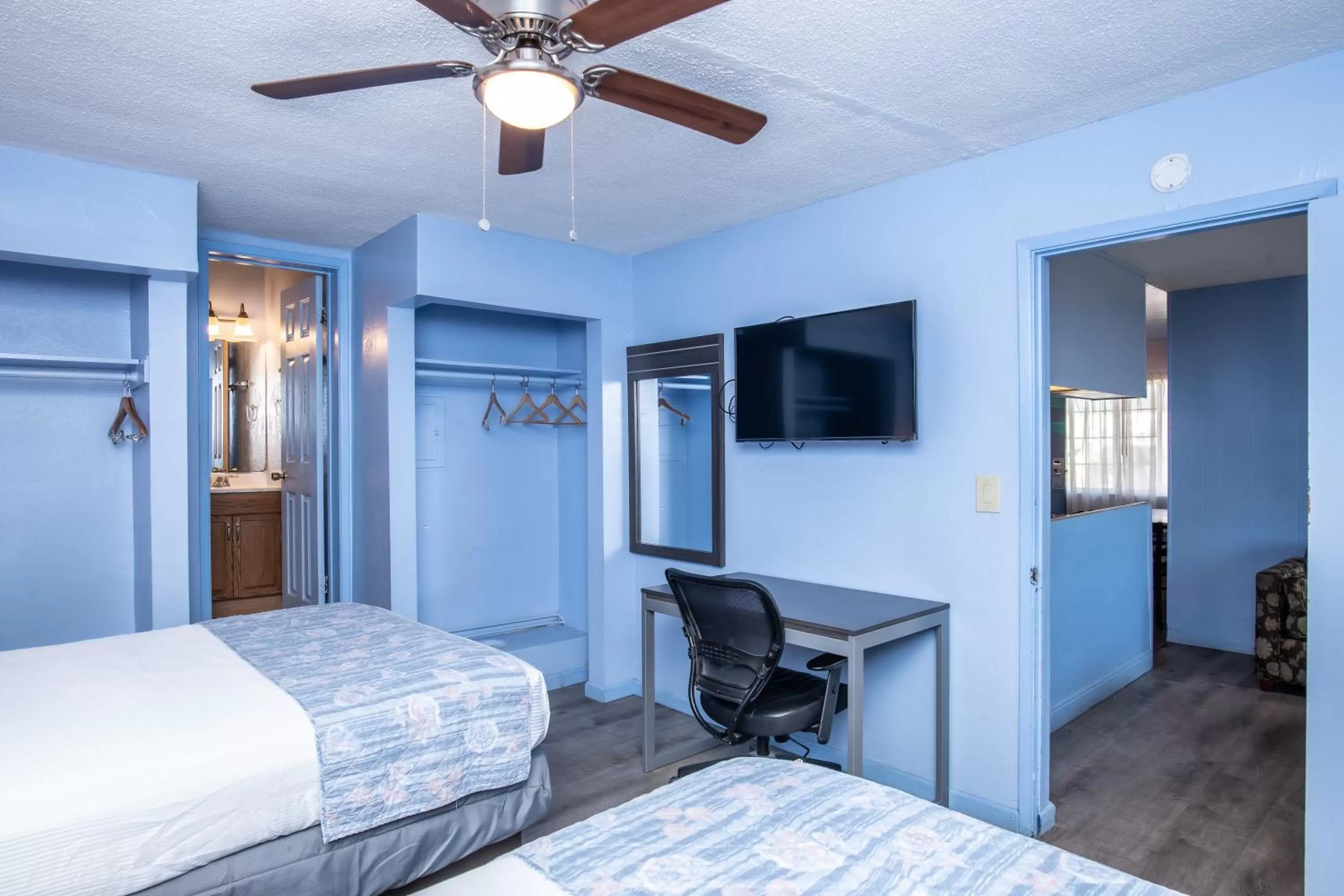 Bed in Aqua Breeze Inn