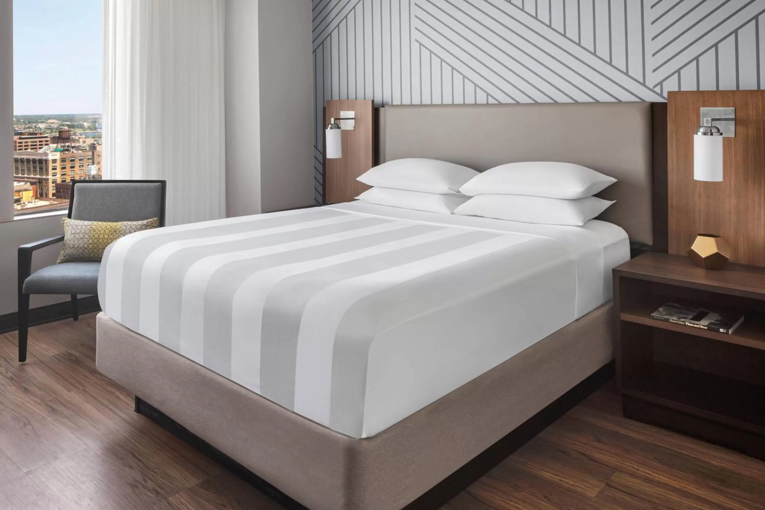 Photo of the whole room, Bed in Minneapolis Marriott City Center