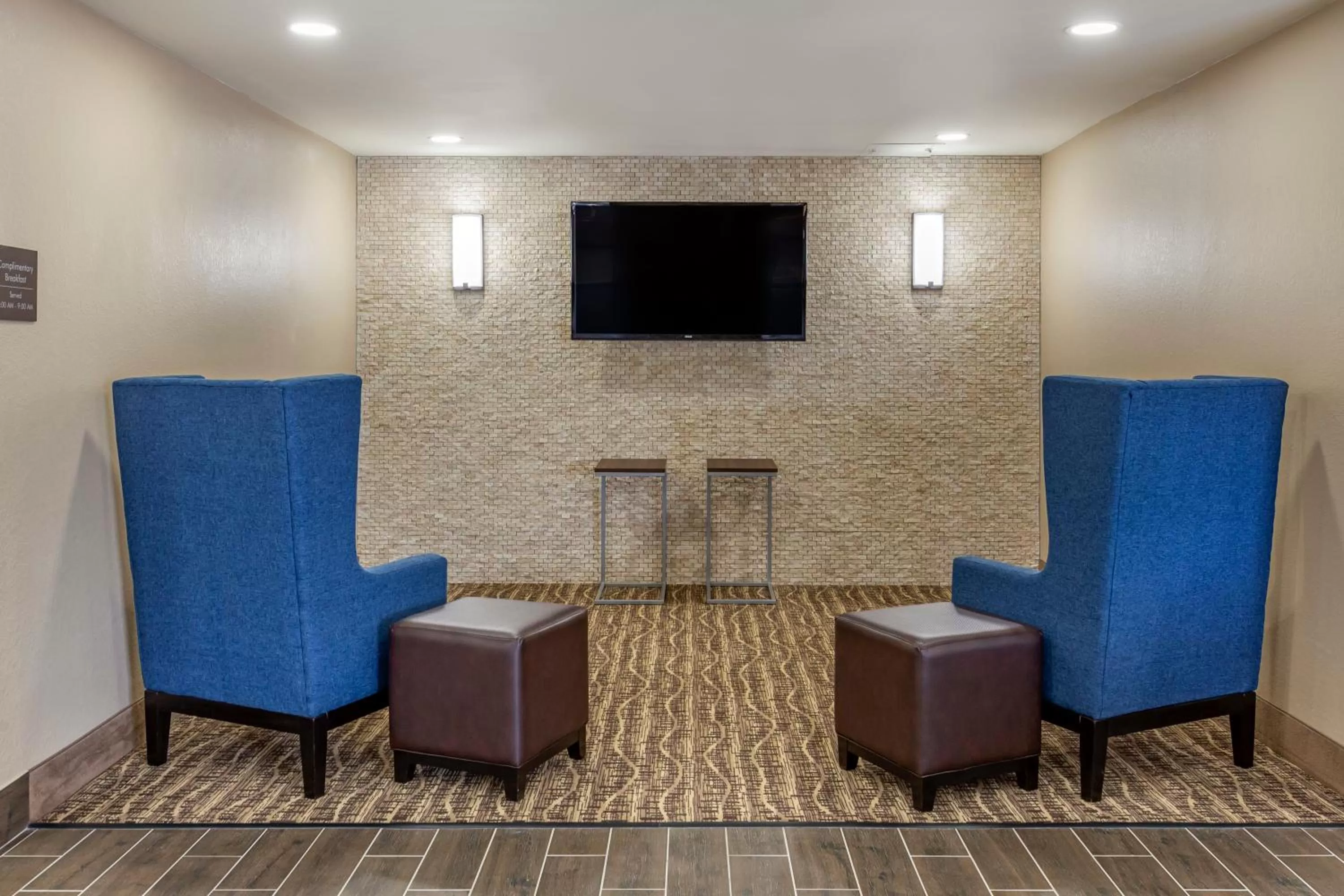 Communal lounge/ TV room in Comfort Inn & Suites Spring Lake - Fayetteville near Fort Bragg