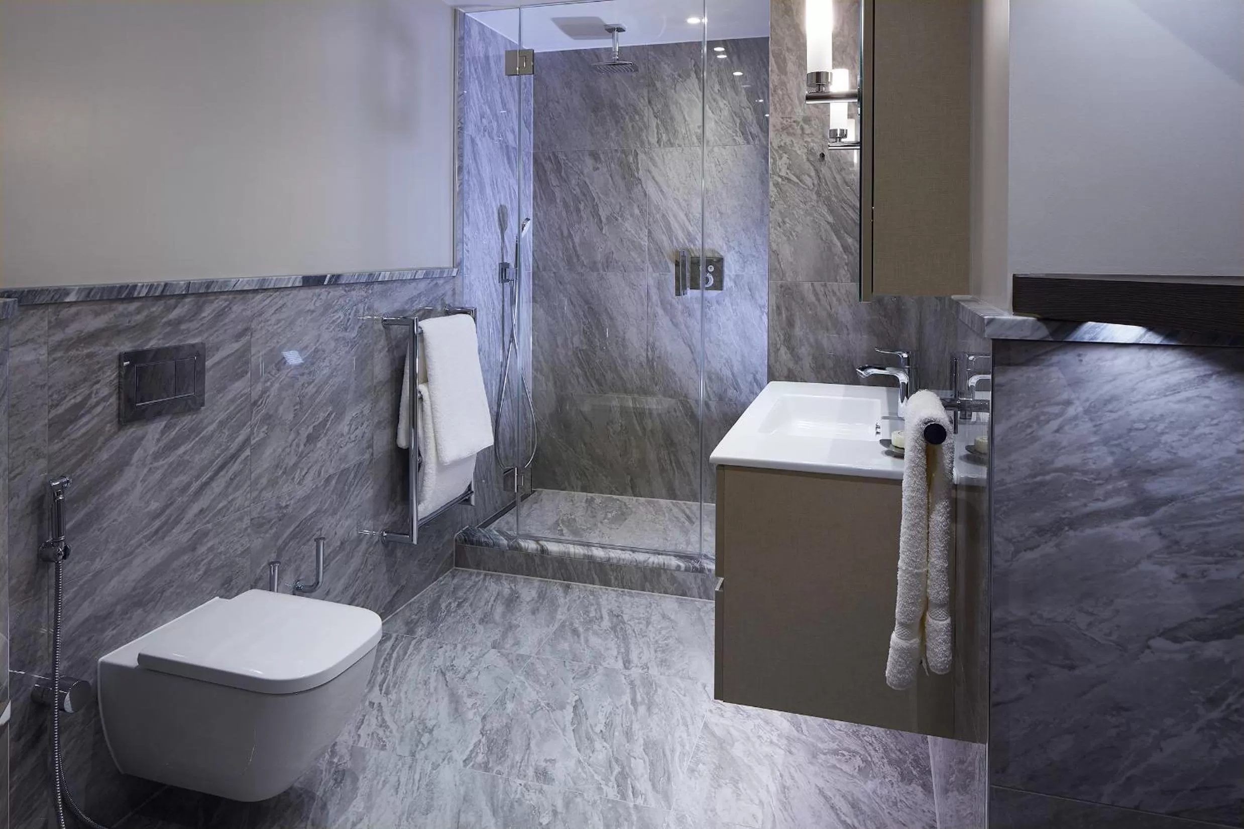 Shower in Cheval Gloucester Park at Kensington