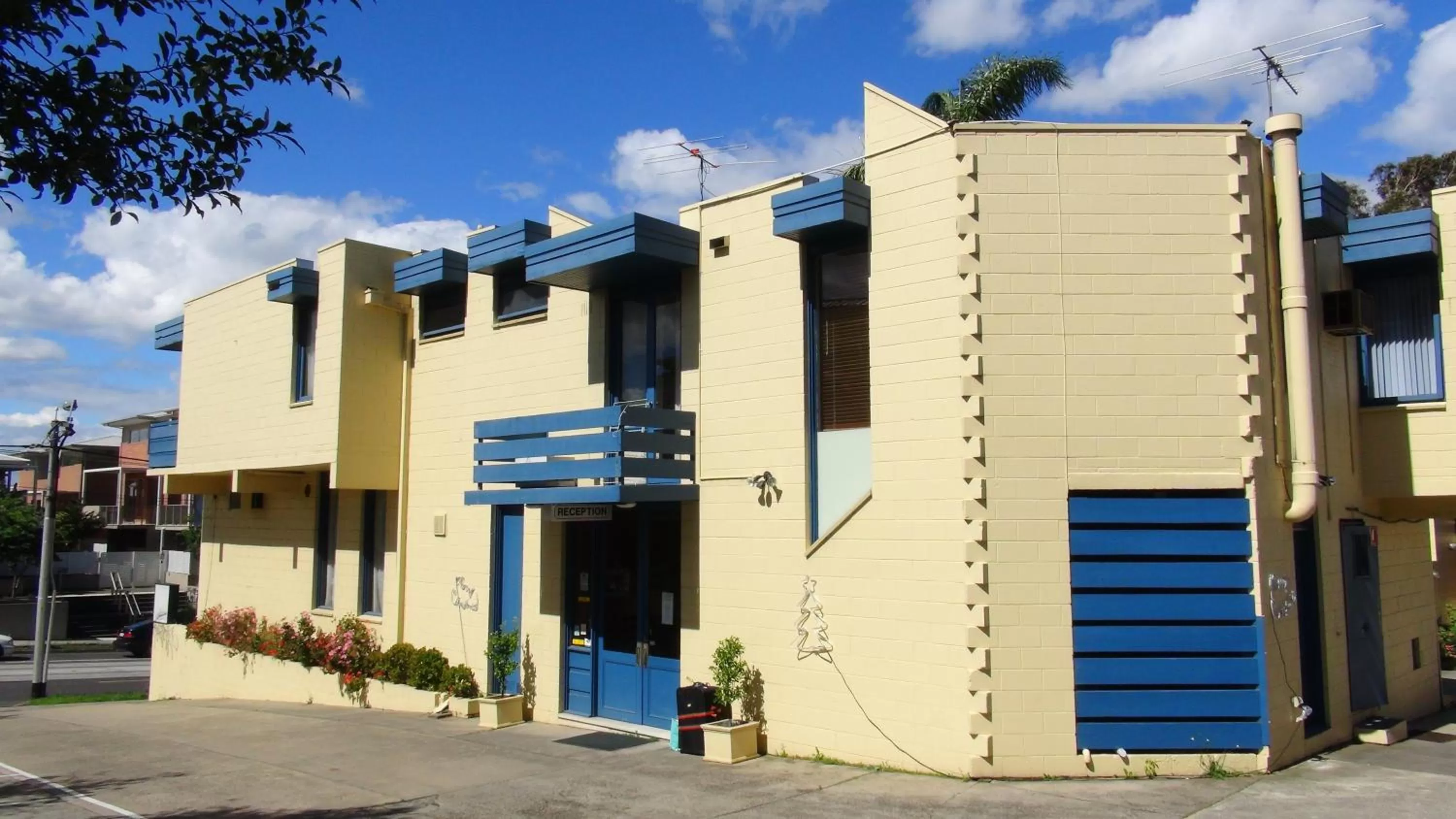 Facade/entrance in Pathfinder Motel