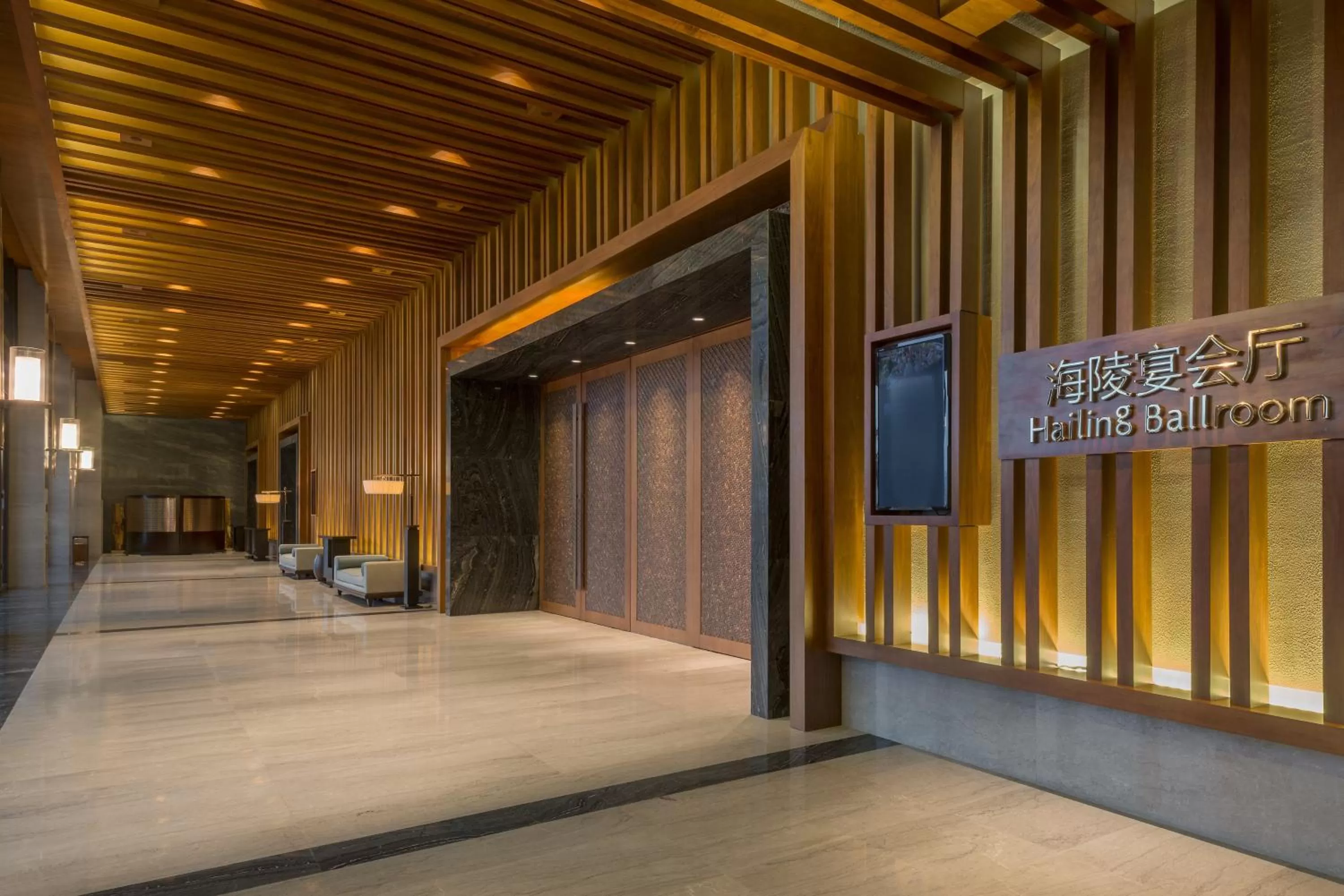 Meeting/conference room, Facade/Entrance in Crowne Plaza Hailing Island, an IHG Hotel