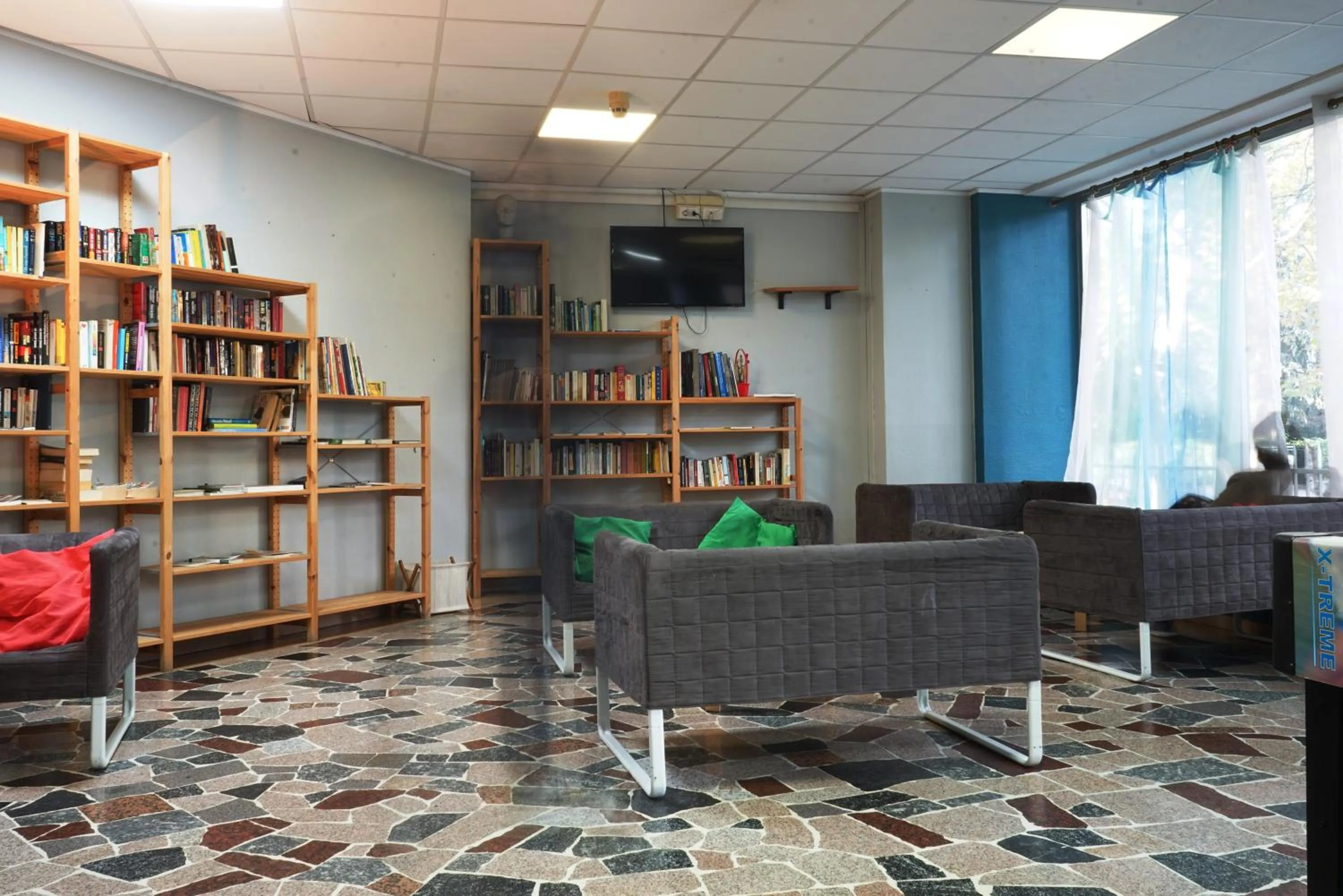 Communal lounge/ TV room in Hi! Ostello Milano