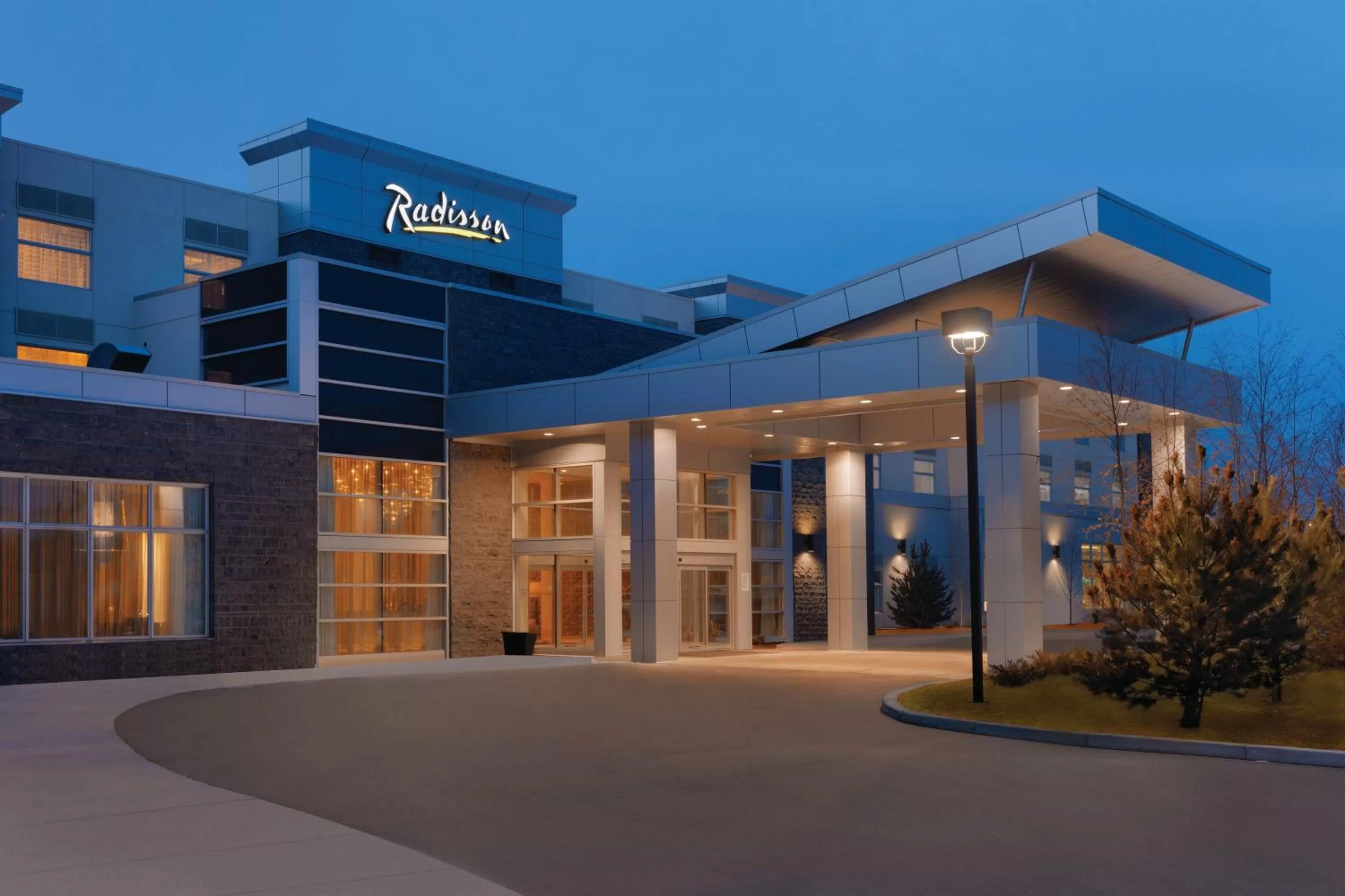 Facade/entrance in Radisson Hotel & Conference Centre Calgary Airport